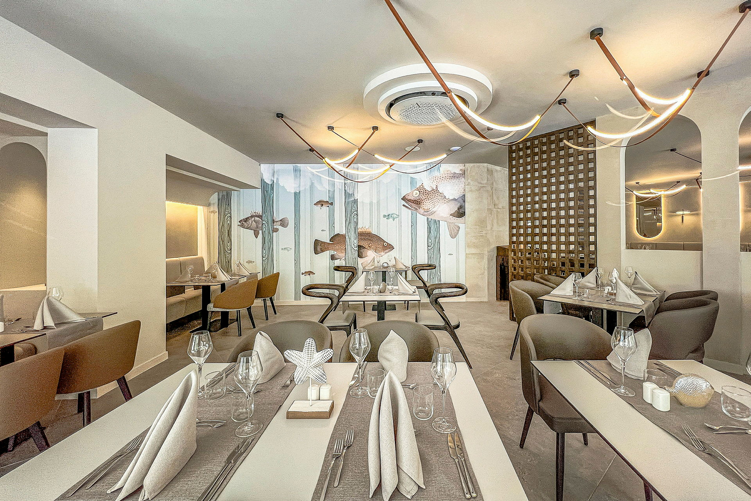 En restaurant med bord dekket med glass og servietter, og et fargerikt veggmaleri av fisk. (AI-generert tekst)
