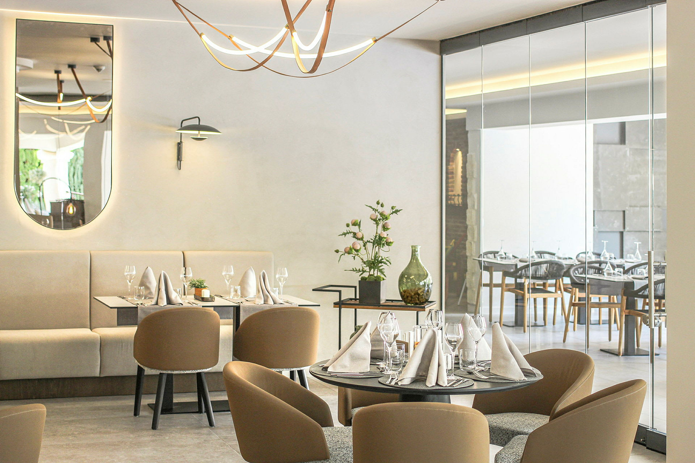 En elegant restaurant med dekket bord og moderne interiør. (AI-generert tekst)