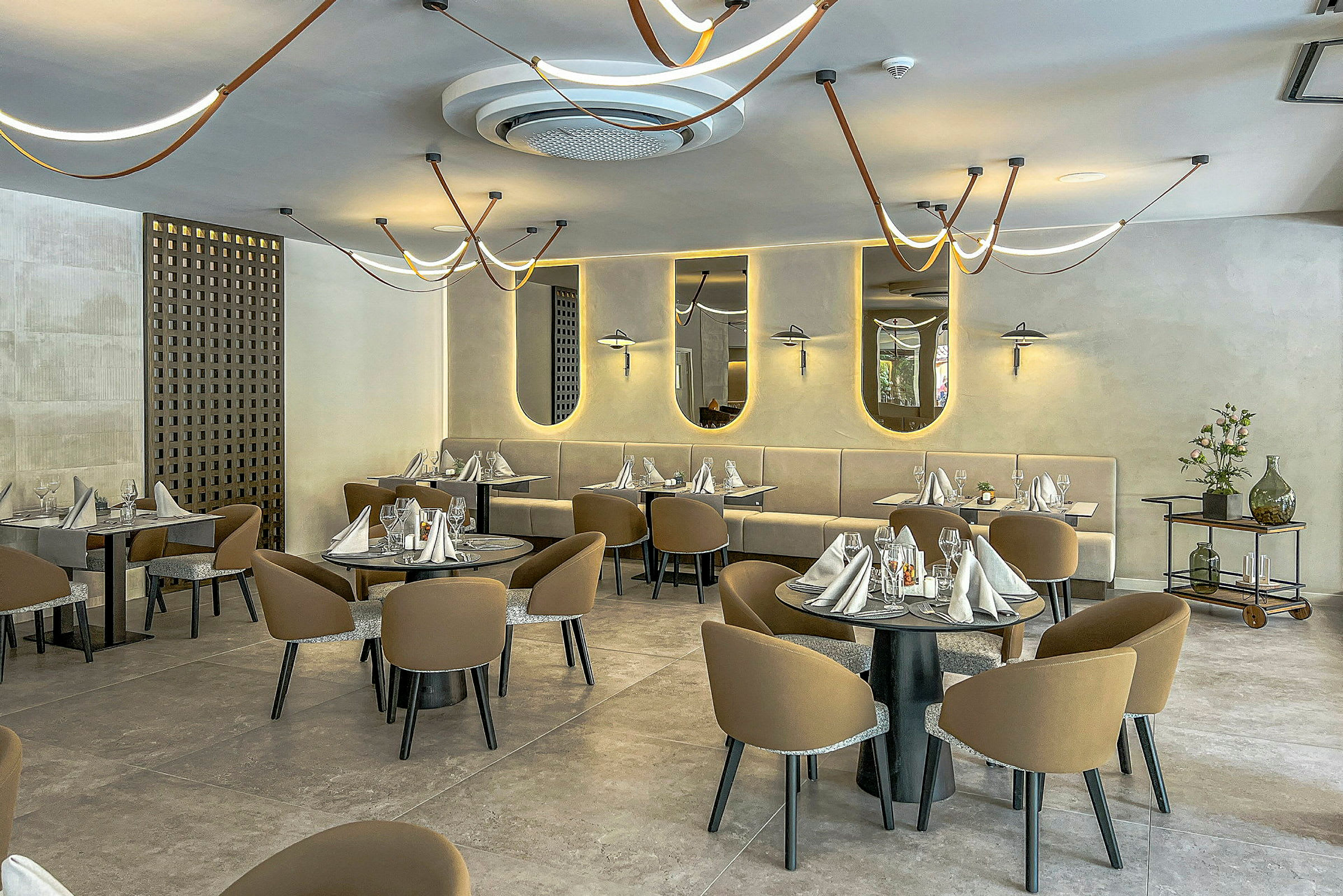 En elegant restaurant med dekkede bord og moderne lamper. (AI-generert tekst)