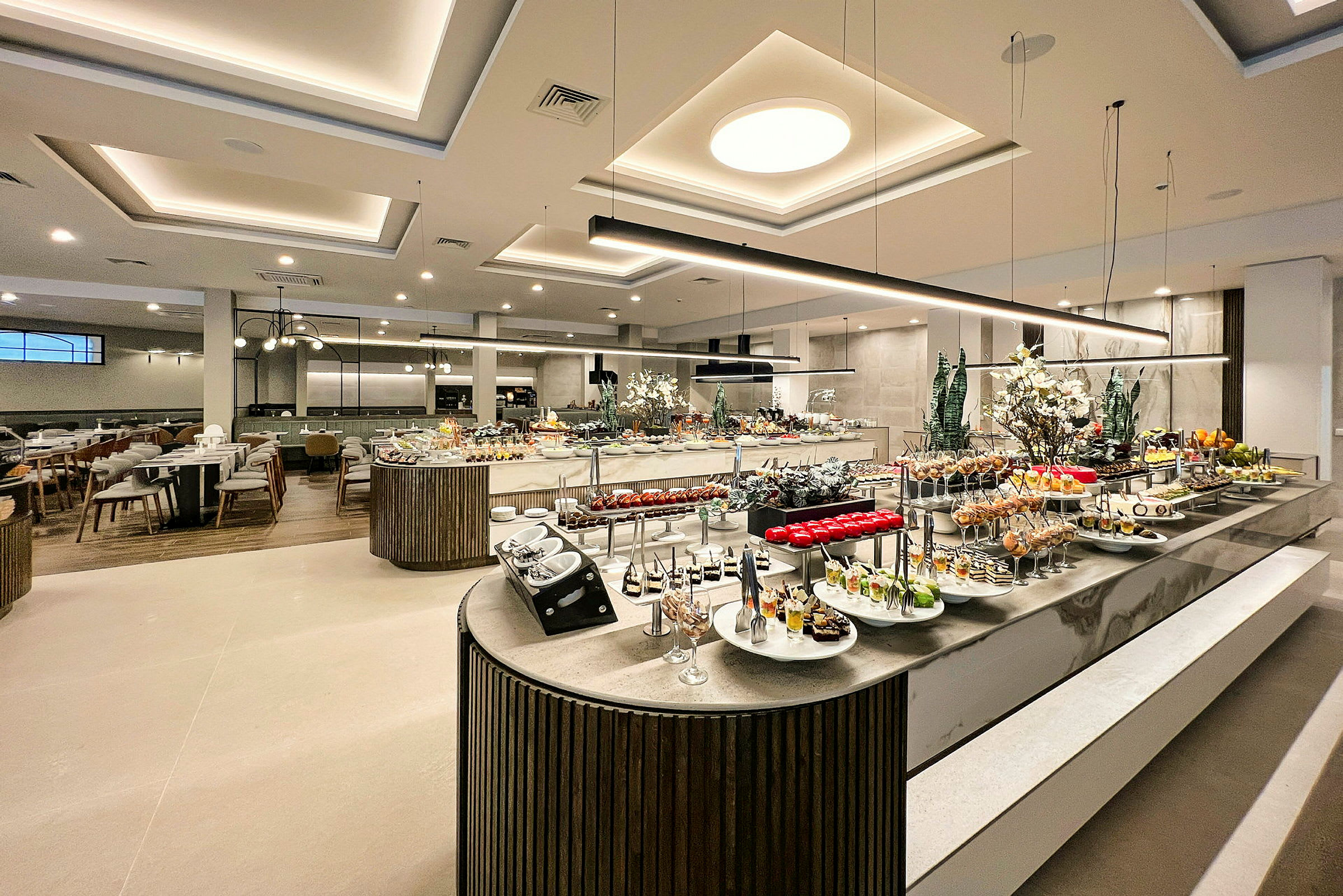 Bufféområde i en moderne restaurant med forskjellige matretter og desserter. (AI-generert tekst)