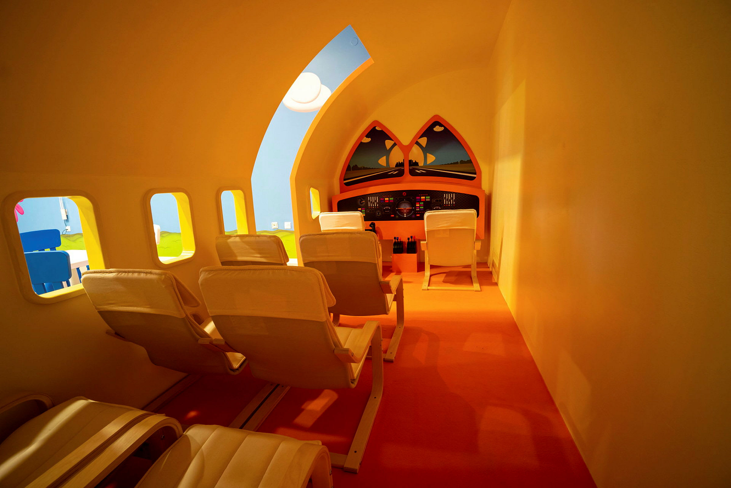 Interiør av en lekeflymodell med sitteplasser og cockpit. (AI-generert tekst)