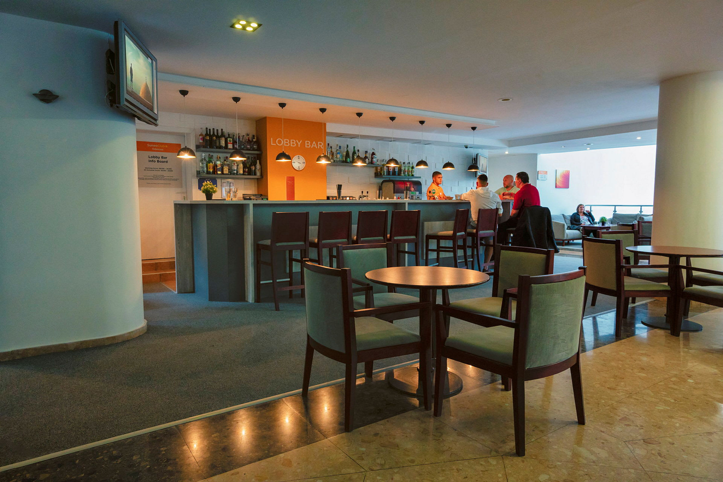 Hotellobby med bar og sitteplasser. (AI-generert tekst)