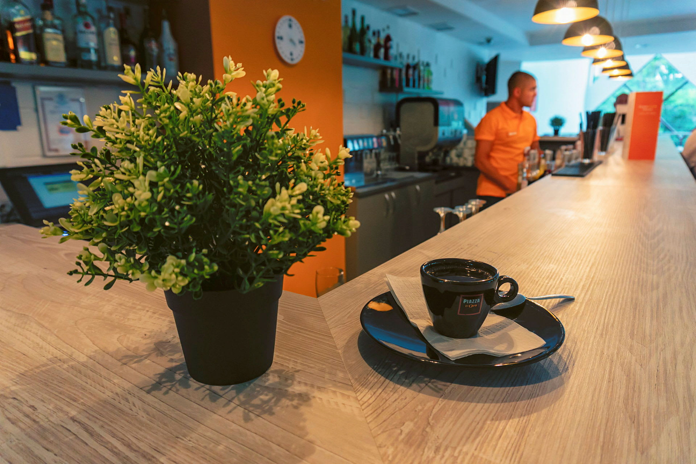 Et kafébord med en kaffekopp og plante. (AI-generert tekst)