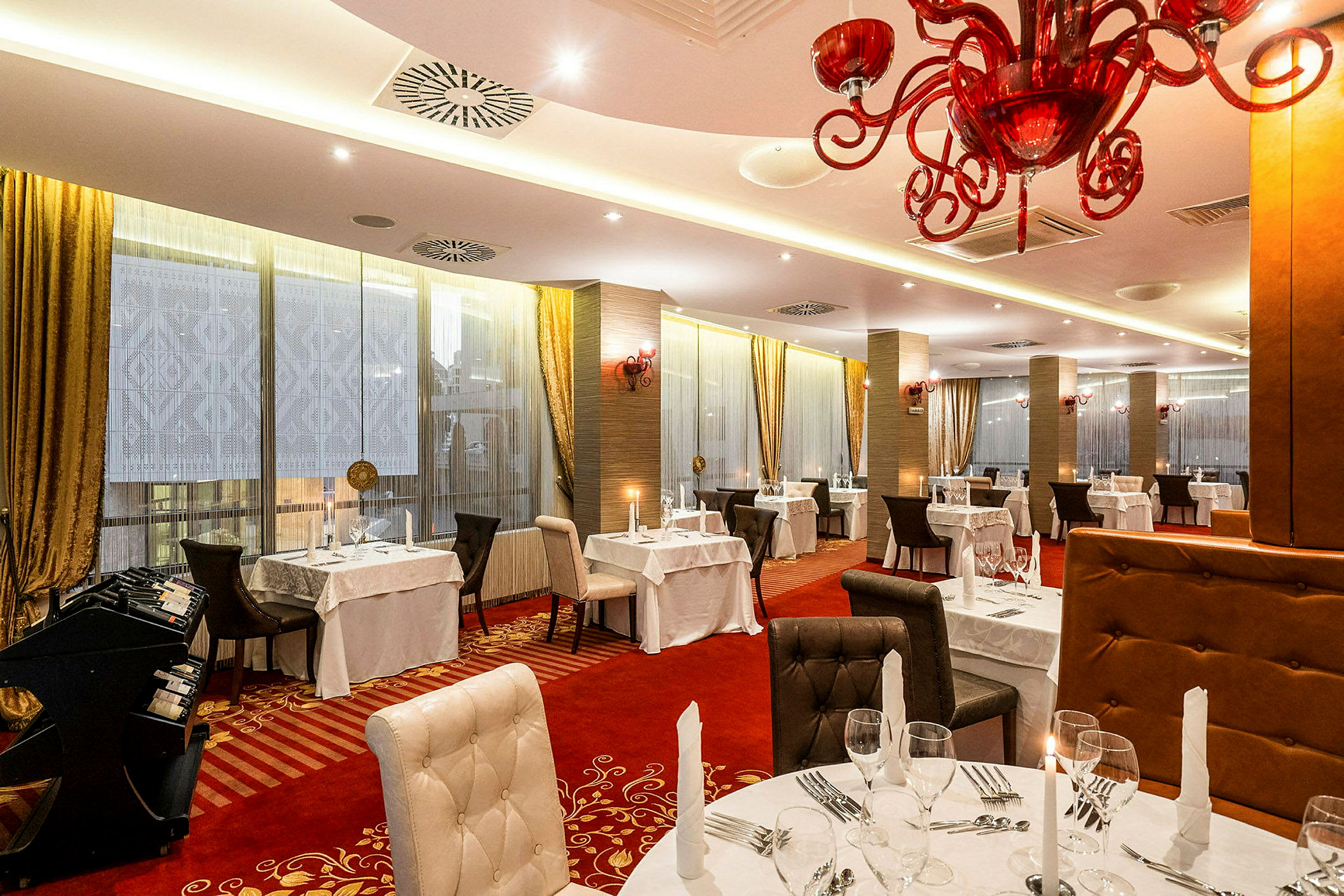 Interiør av en elegant restaurant med dekkede bord og stilfull innredning. (AI-generert tekst)