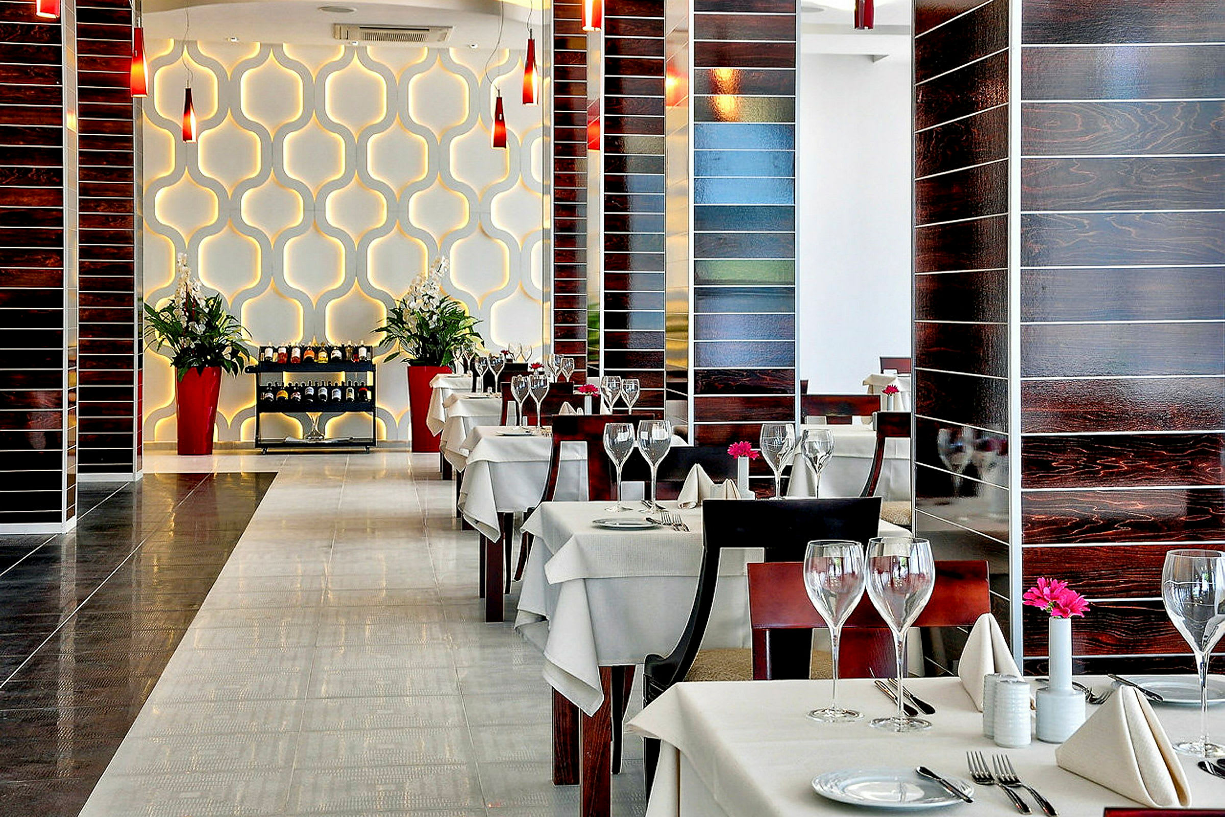 Restaurant med dekkede bord og elegant interiør. (AI-generert tekst)