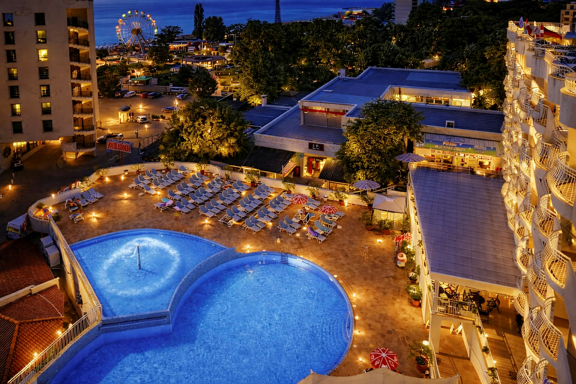 Hotellområde med basseng og solsenger, omkringliggende bygninger og et opplyst pariserhjul i bakgrunnen. (AI-generert tekst)