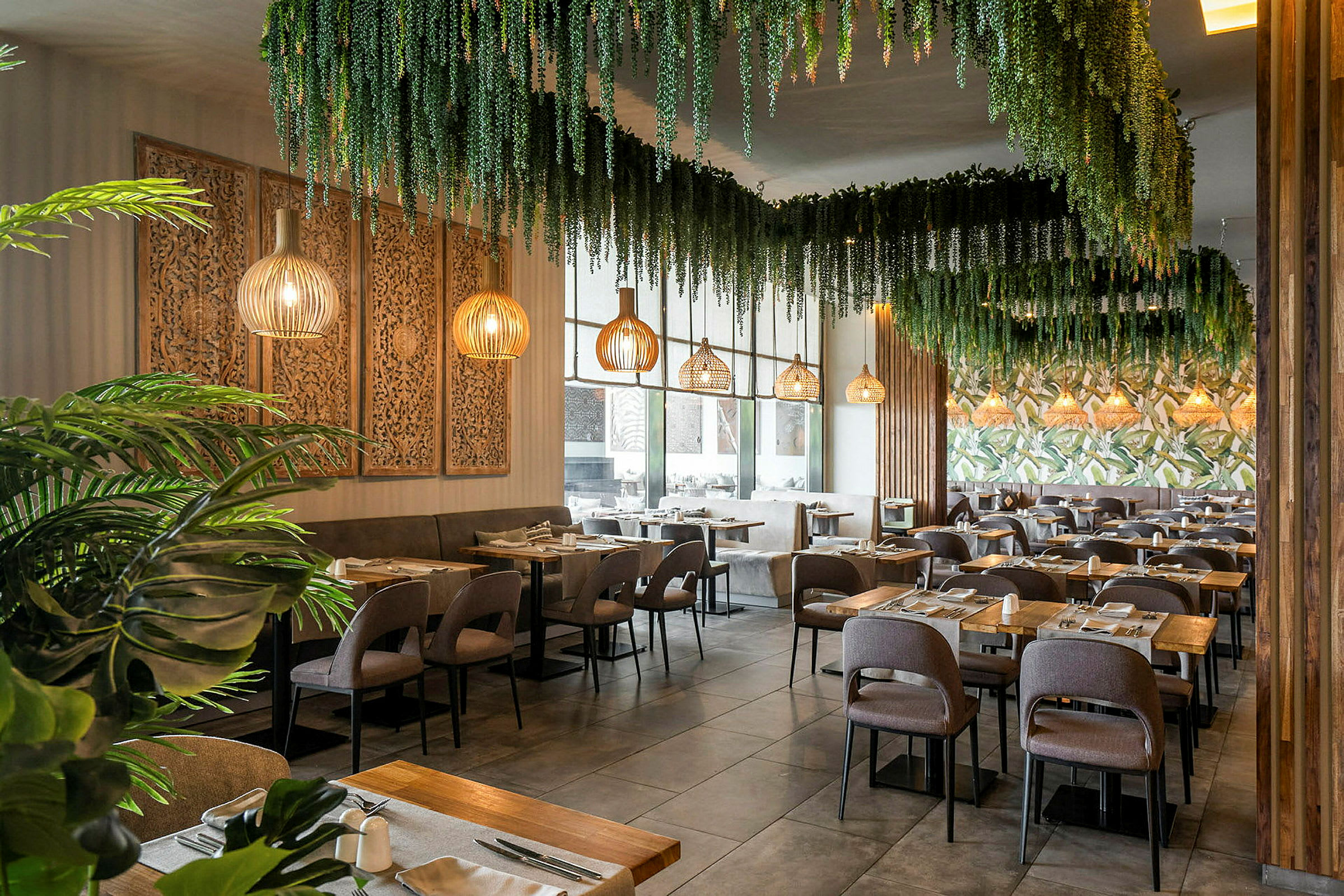 Interiør av en restaurant med dekorative planter og tremøbler. (AI-generert tekst)