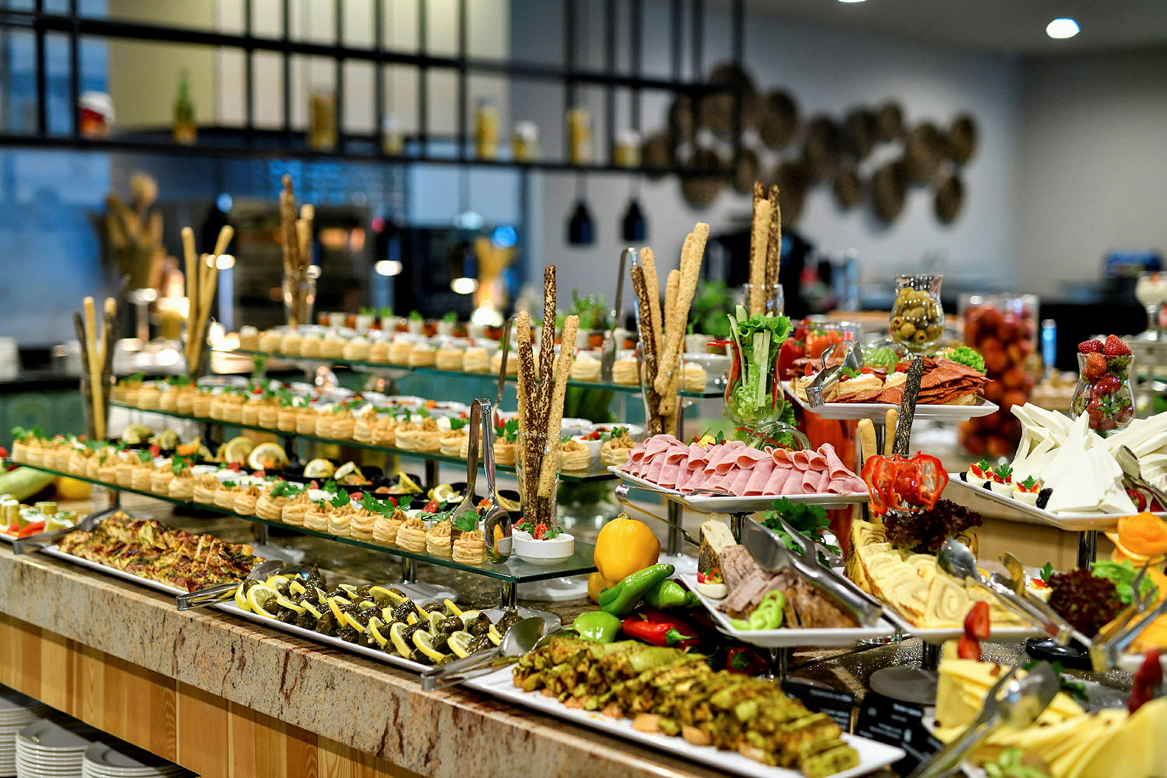 Buffet med forskjellige retter og dekorasjoner. (AI-generert tekst)