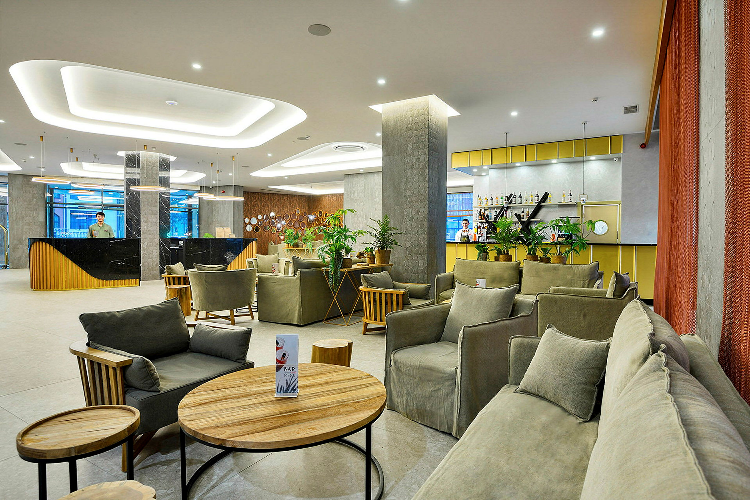 Et hotellområde med lounge og resepsjon og bar, klart og innbydende. (AI-generert tekst)