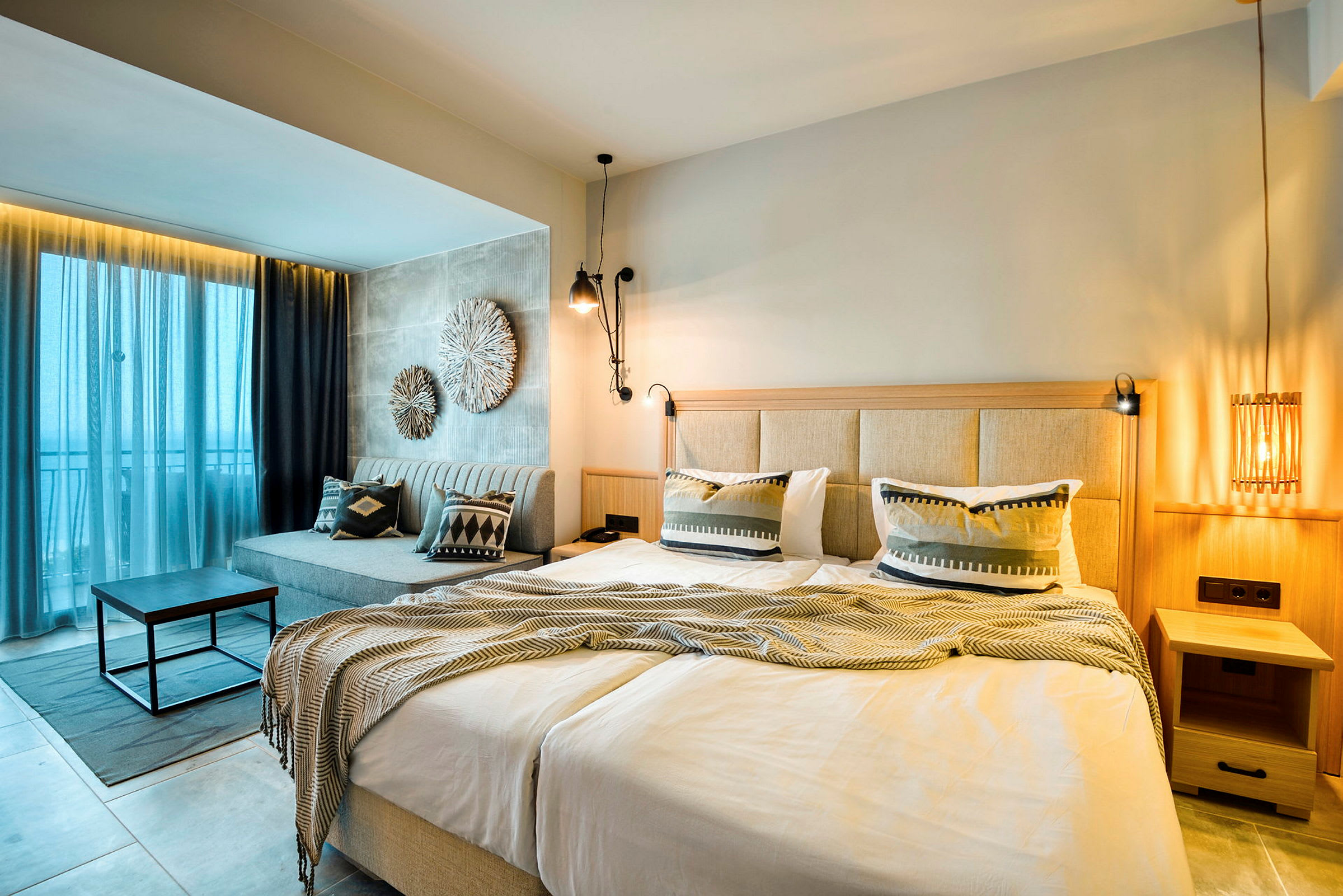 Et hotellrom med en dobbeltseng, sitteområde og moderne innredning. (AI-generert tekst)