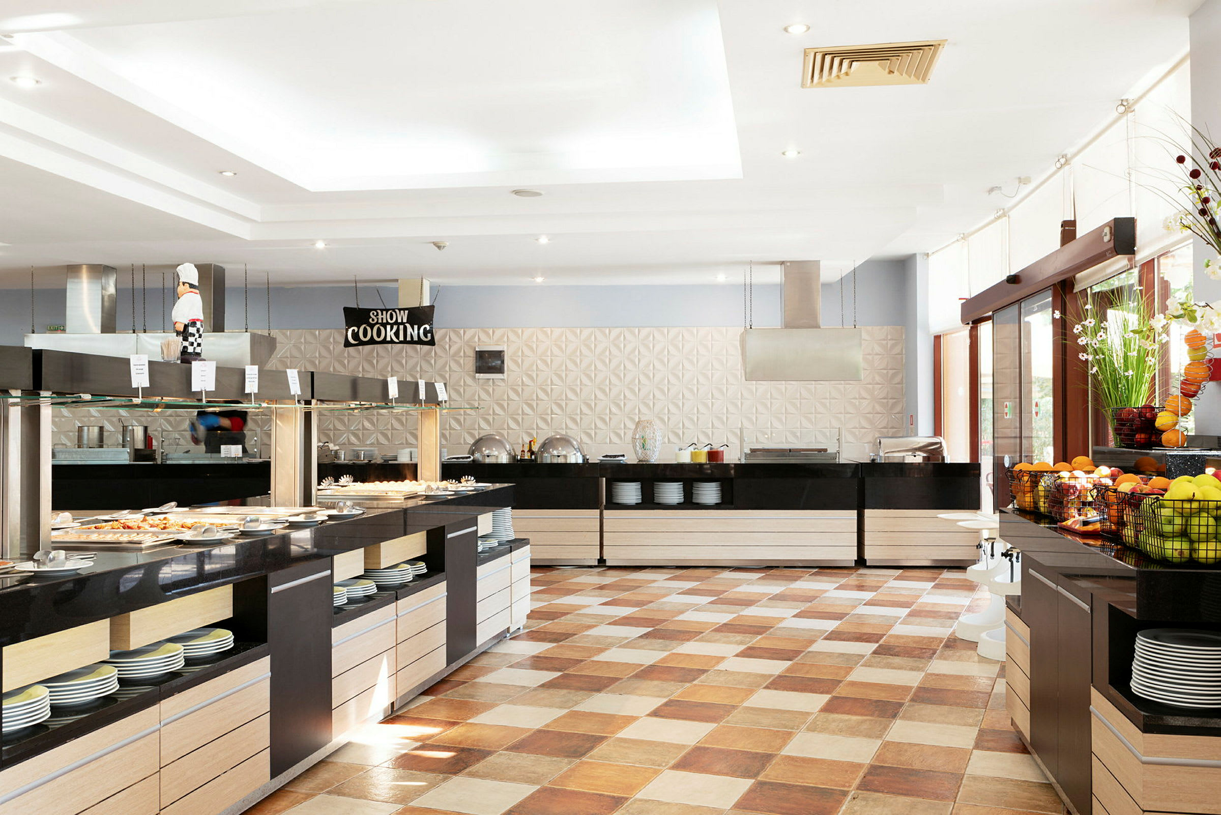 Bufféområde med matstasjoner og et skilt som viser 'Show Cooking'. (AI-generert tekst)