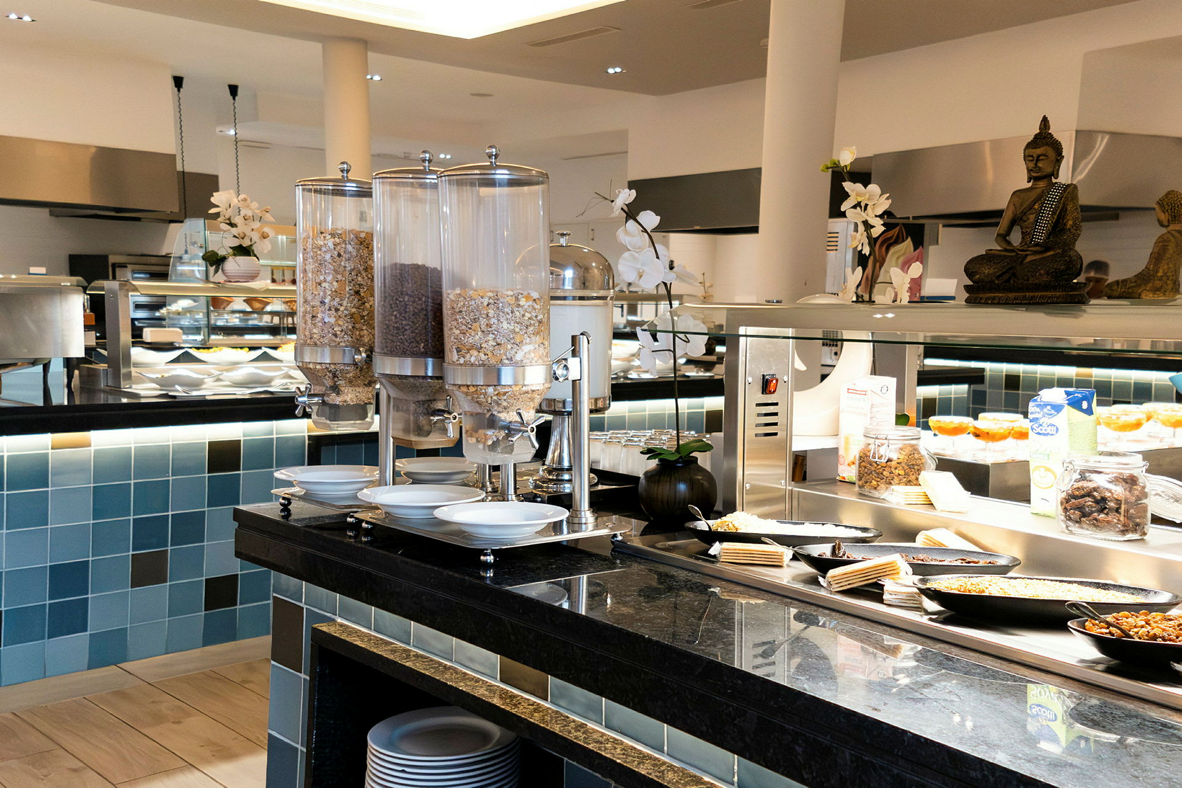 Buffet med ulike matalternativer og drikkebeholdere i moderne omgivelser. (AI-generert tekst)