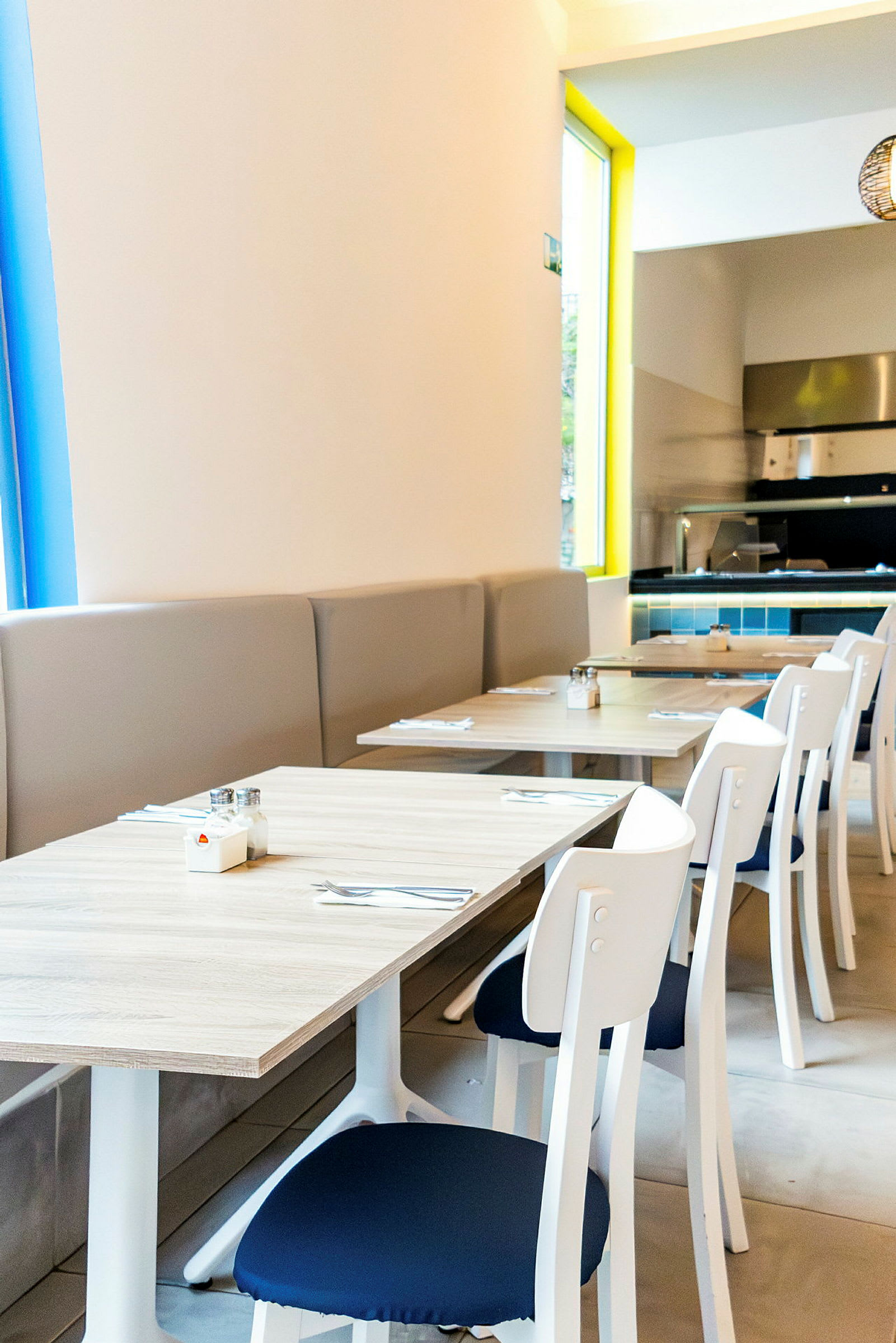 Bord og stoler i et moderne restaurantmiljø. (AI-generert tekst)