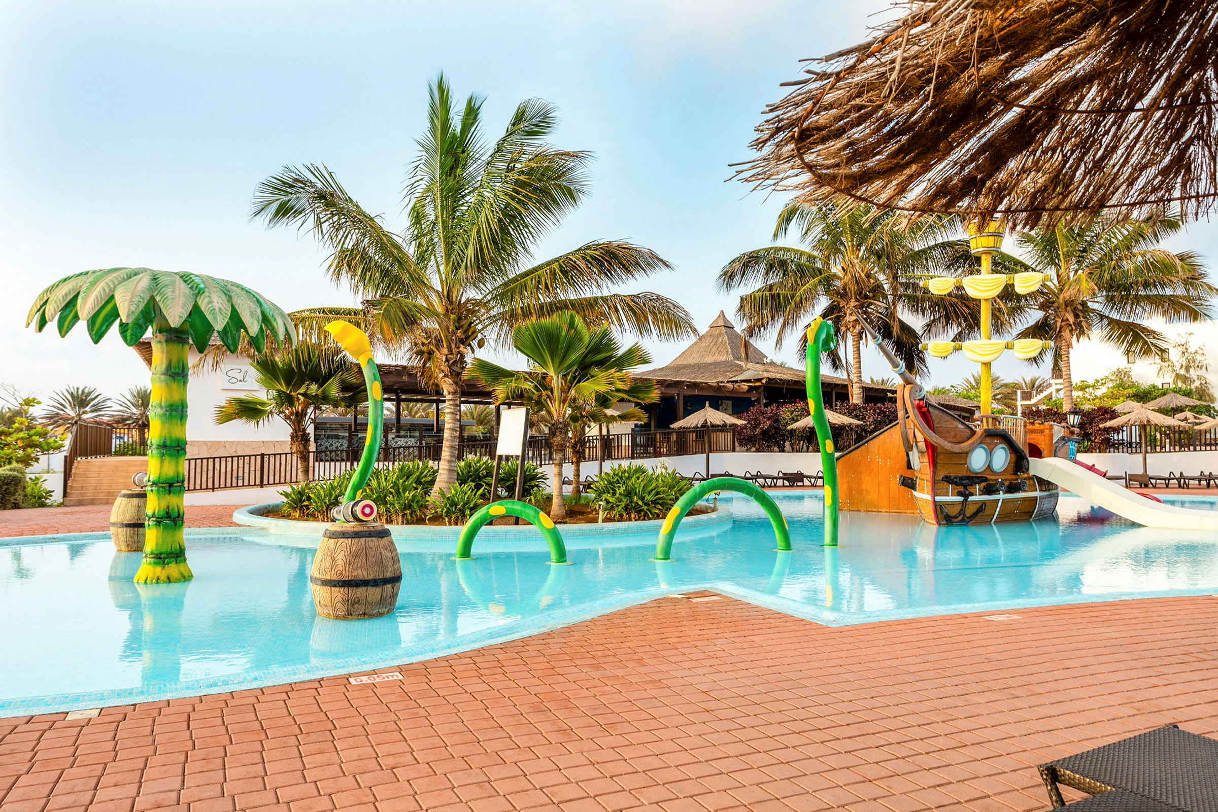 Barnebassenget med sjørøvreskip på nabohotellet Meliá Dunas Beach Resort & Spa, som også barna på Sol Dunas Family Fun kan bruke