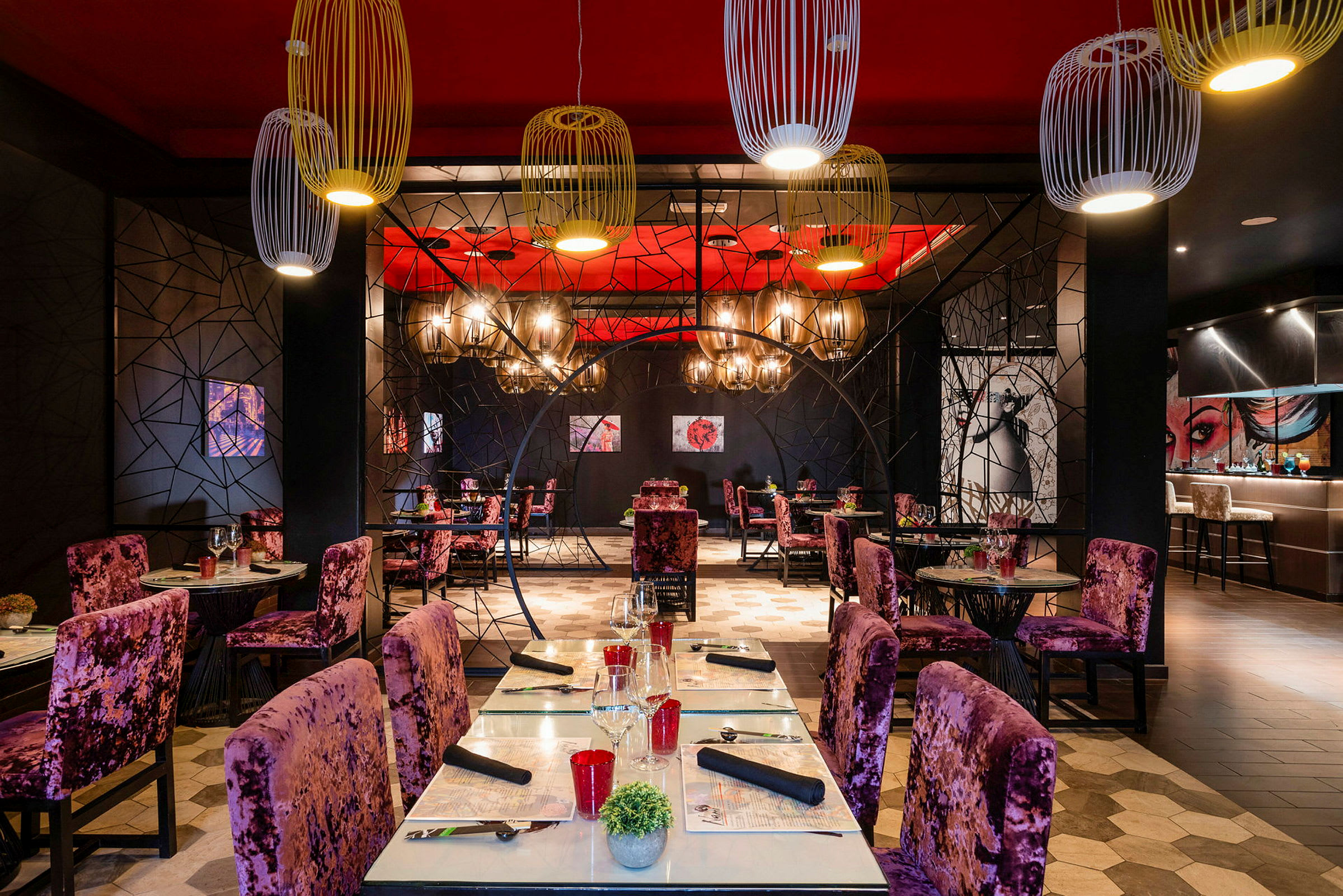 En restaurant med dekorative stoler og bord, en fargerik interiør og hengende lamper. (AI-generert tekst)