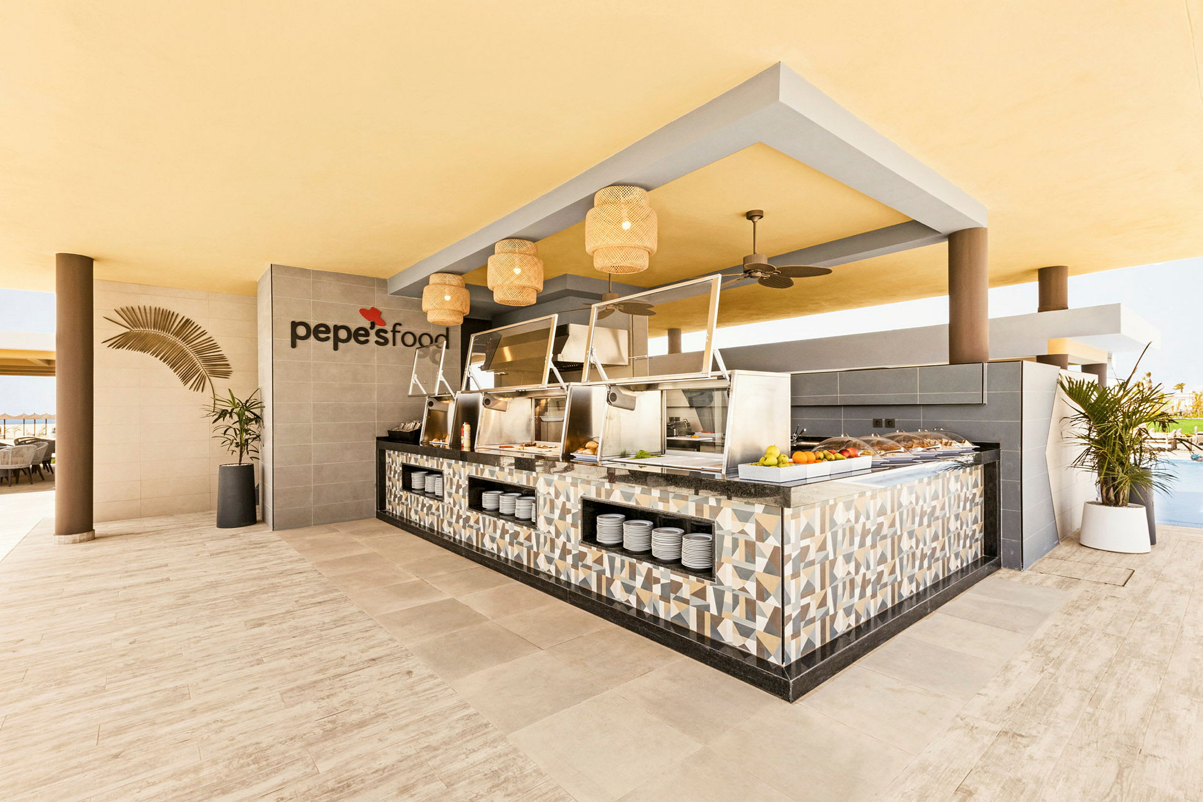 En restaurant med moderne interiør og en buffet med ulike matretter. (AI-generert tekst)