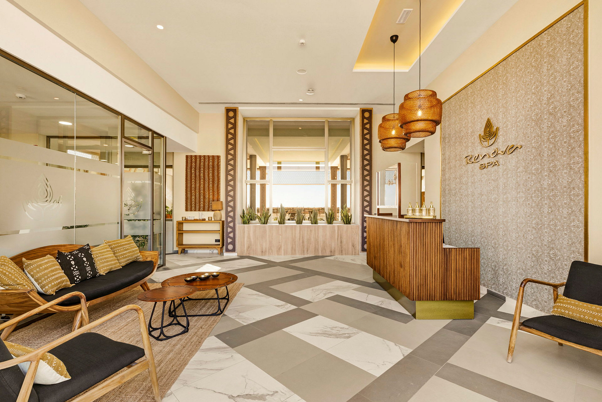 Et elegant spa-lounge med treinnredning, designstoler, komfortable puter og moderne detaljer. (AI-generert tekst)