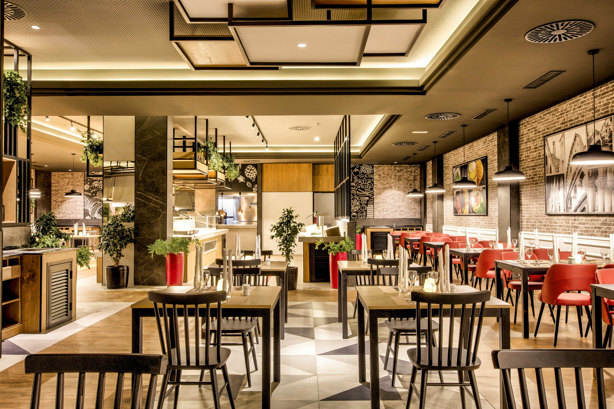 En elegant innredet restaurant med tremøbler, røde og svarte stoler og veggdekorasjoner. (AI-generert tekst)