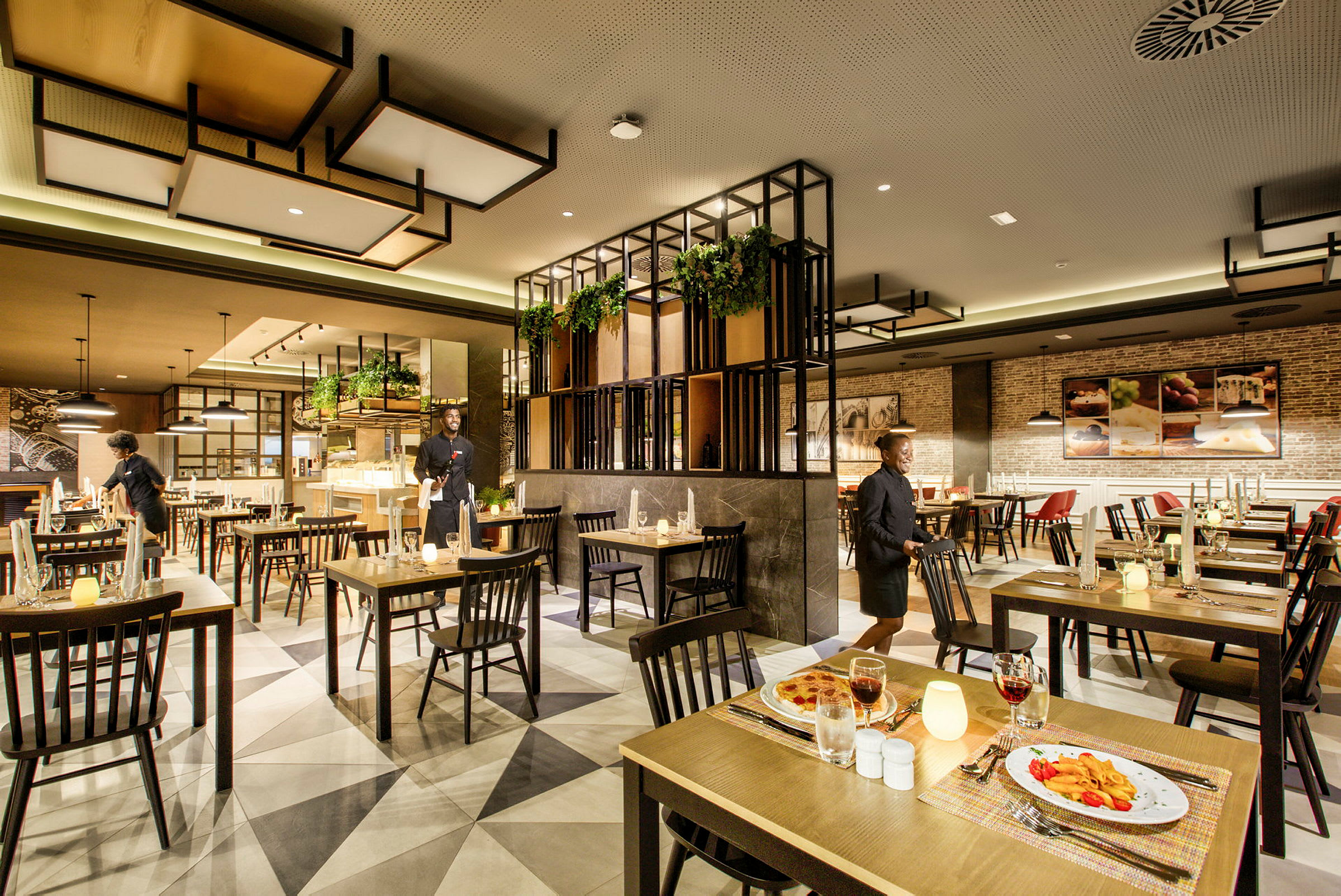 Interiør av en moderne restaurant med elegant innredning, dekkede bord og opplyst atmosfære. (AI-generert tekst)
