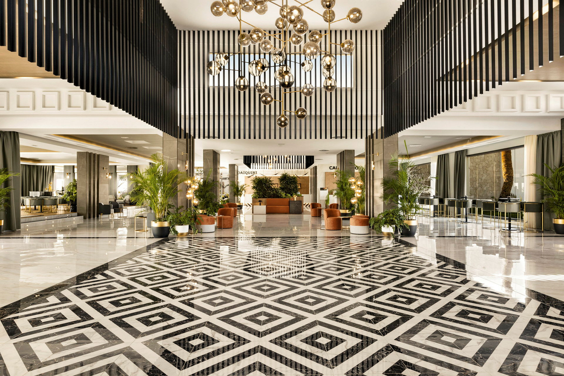 Hotellobby med elegante møbler, geometrisk mønstret gulv og moderne belysningsdetaljer. (AI-generert tekst)