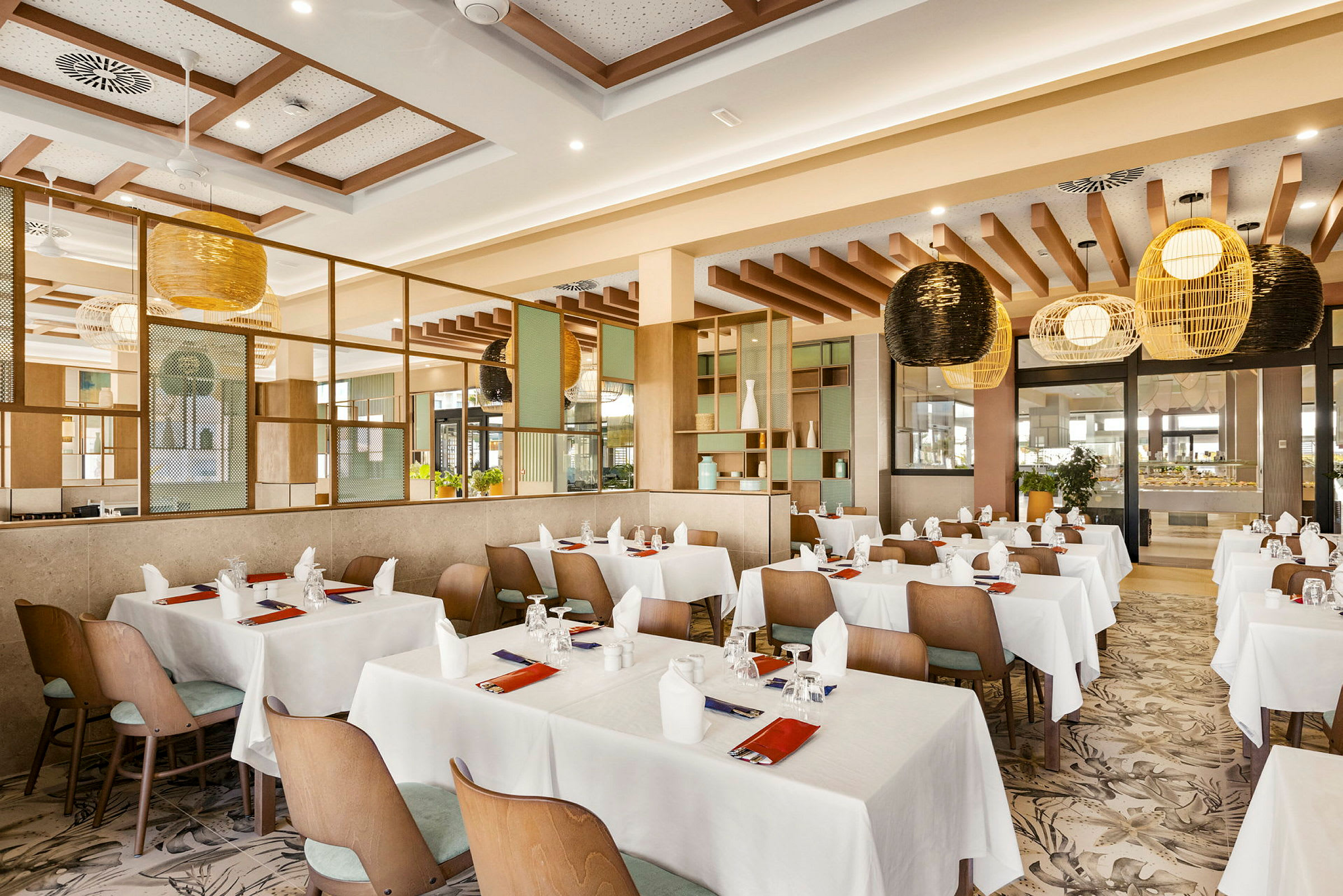 En moderne restaurant med dekkede bord, hvite duker og stoler samt dekorative lamper i taket. (AI-generert tekst)