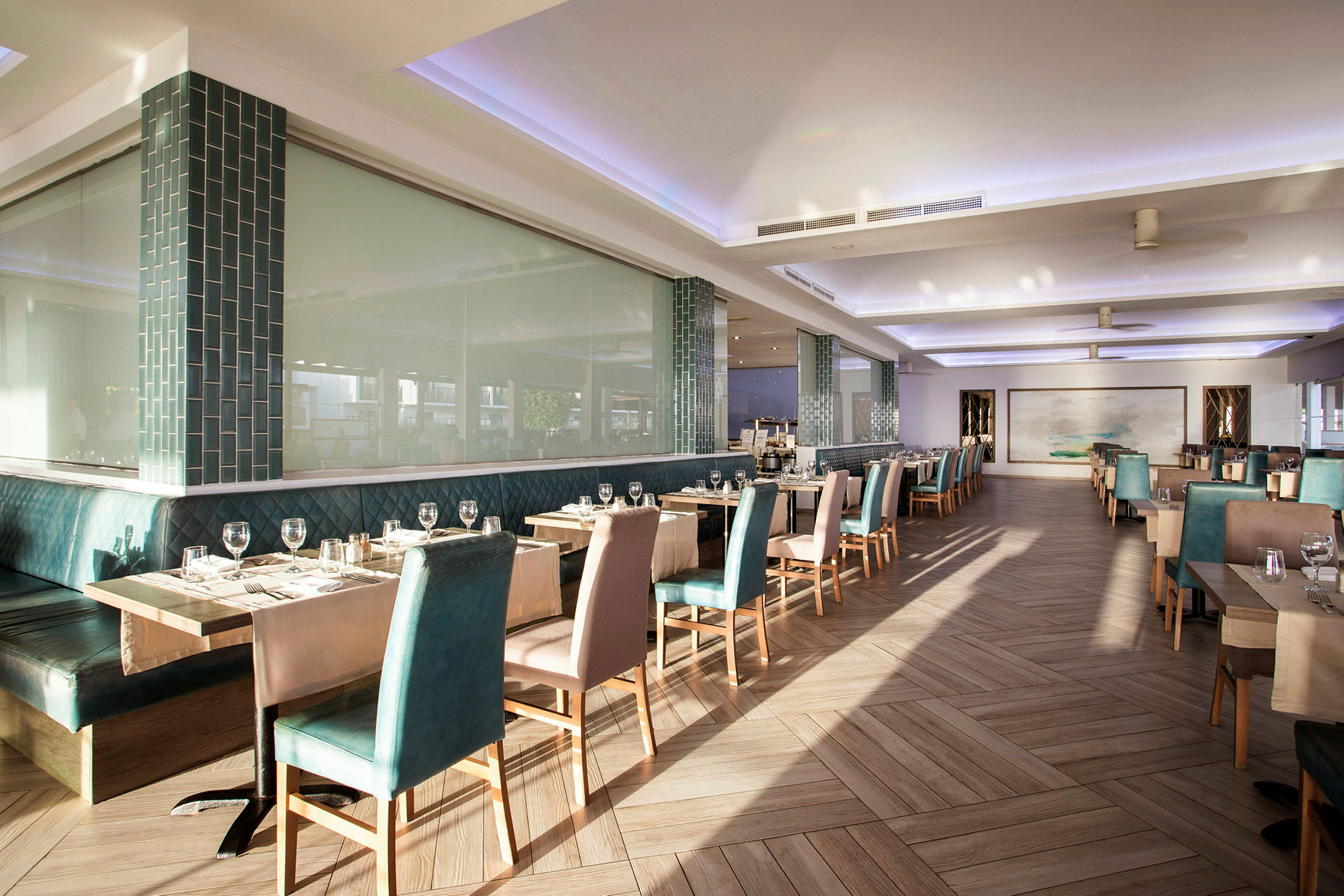 Interiør av en moderne restaurant med bord og stoler oppstilt i rekker. (AI-generert tekst)
