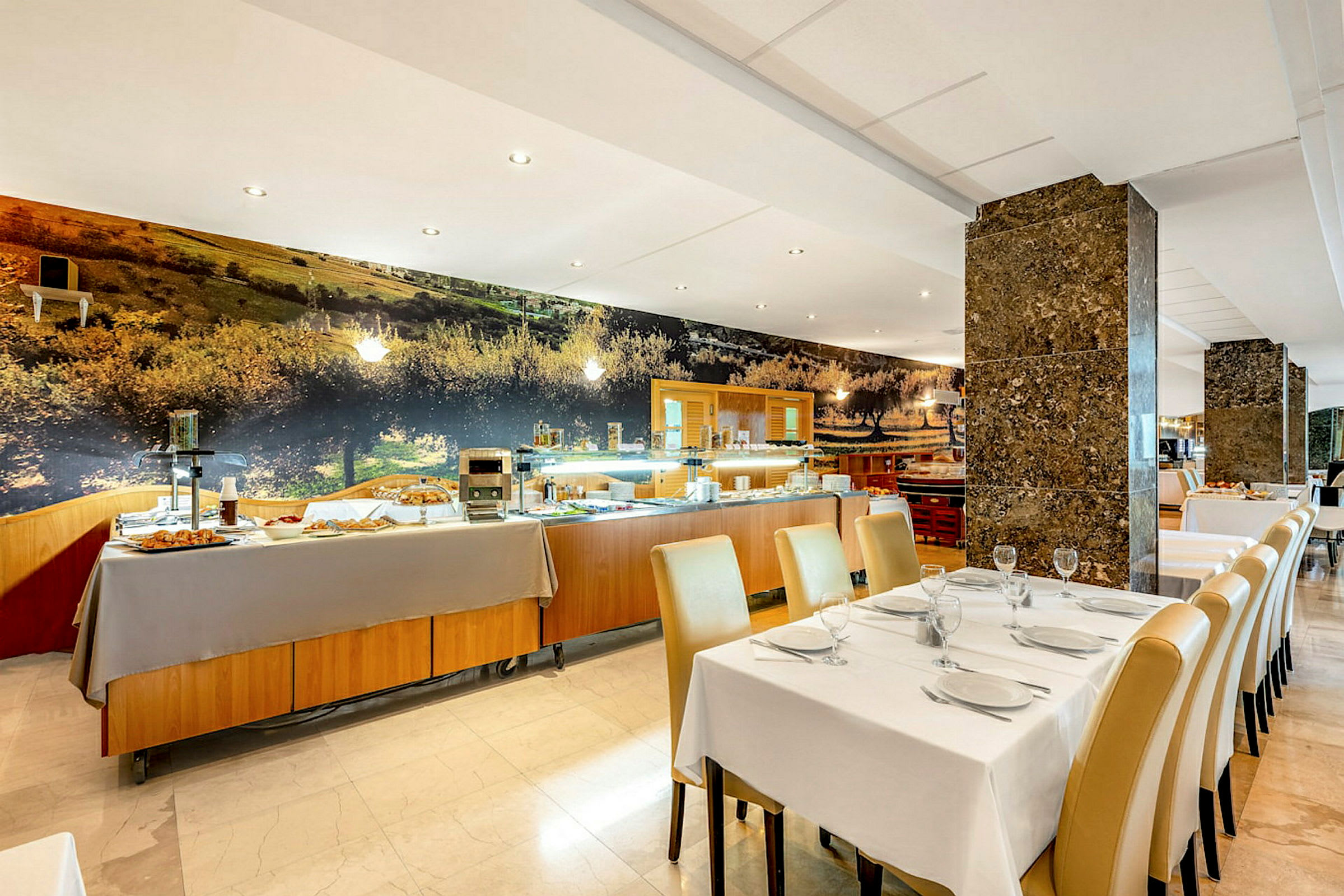 En restaurantinteriør med dekkede bord og en buffet oppstilt i bakgrunnen. (AI-generert tekst)