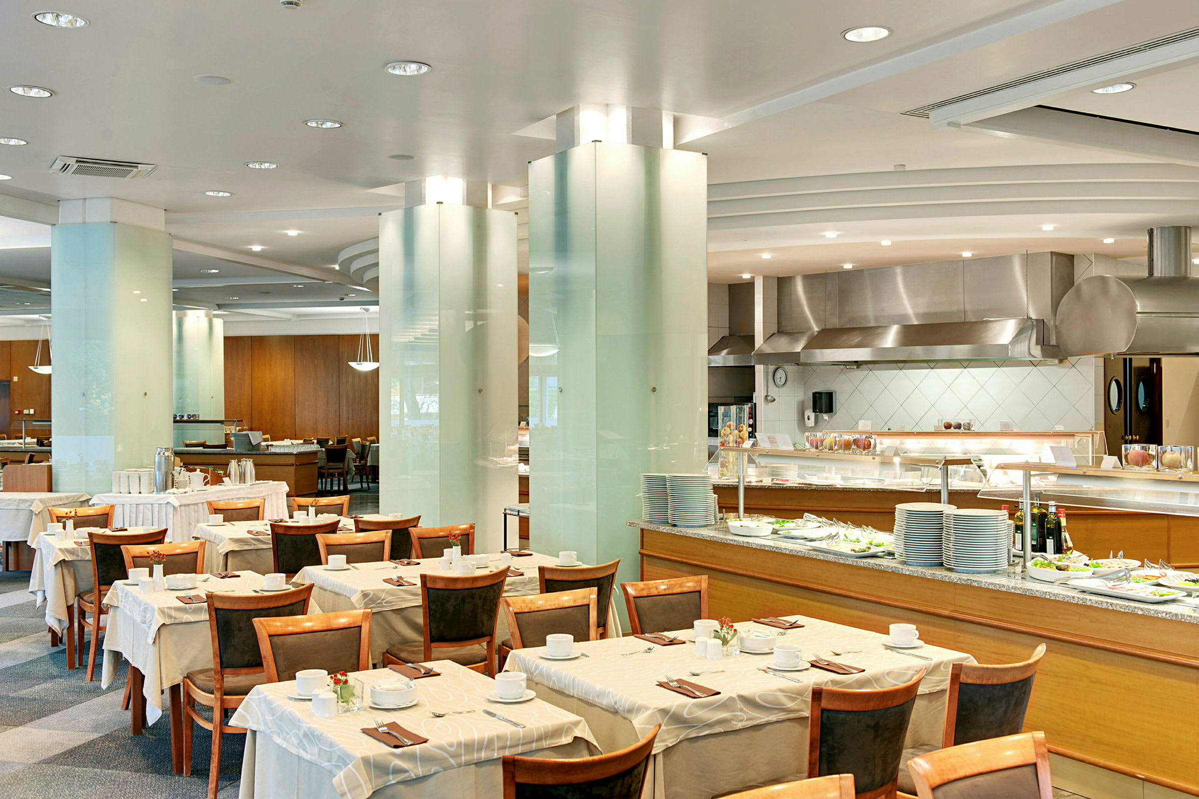 Restaurant med dekkede bord og buffetområde. (AI-generert tekst)