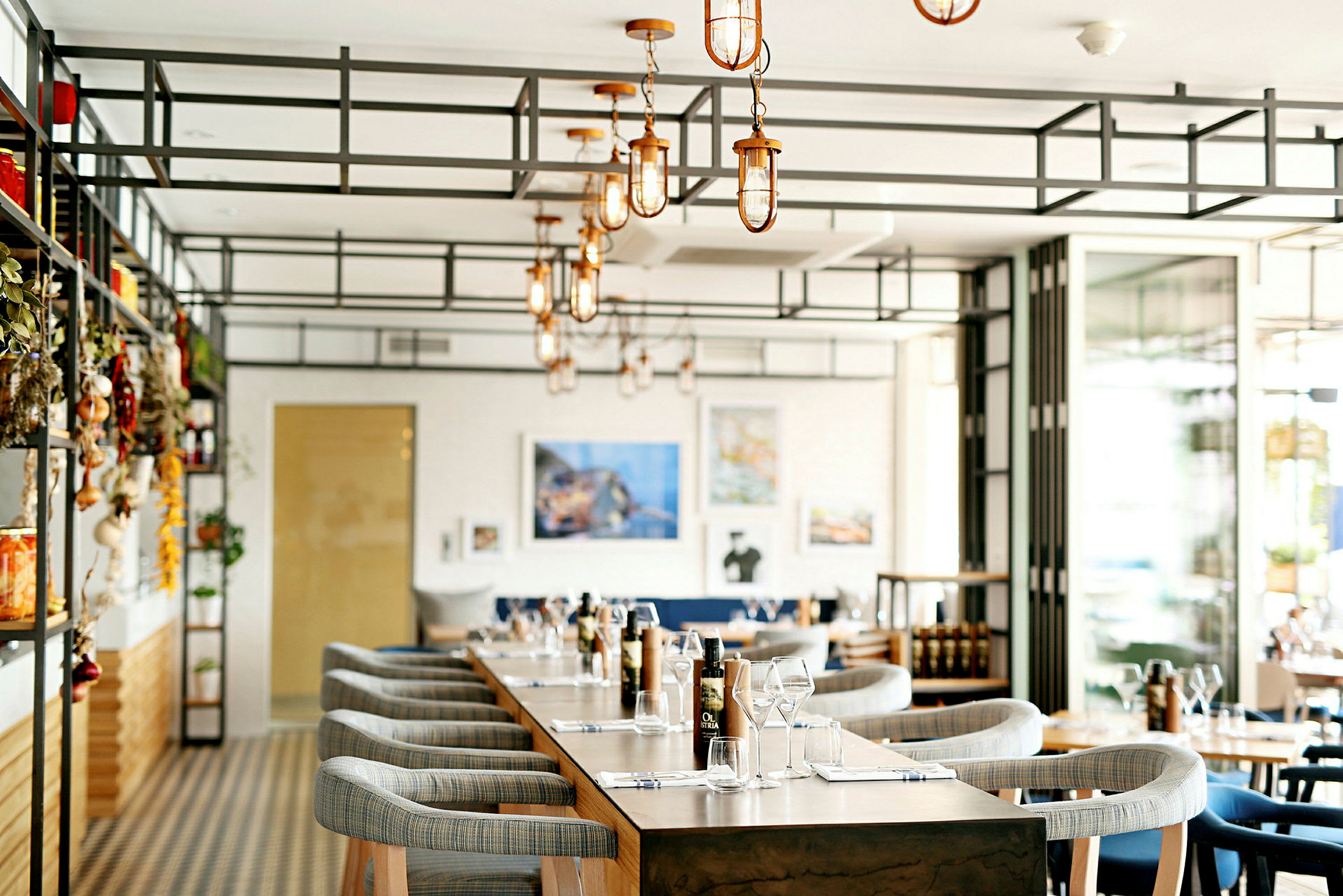 Moderne restaurantmiljø med bord dekket for måltid. (AI-generert tekst)