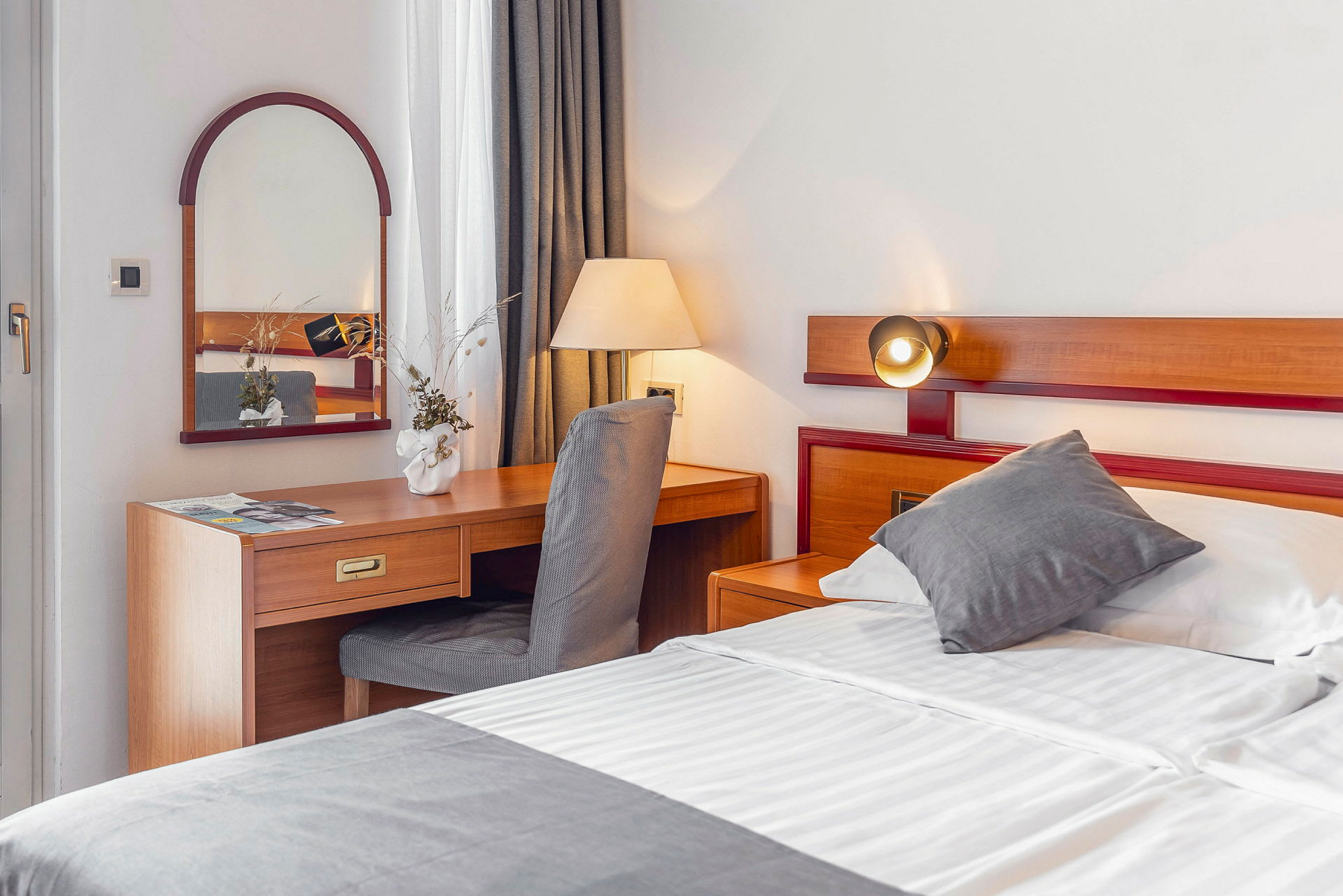 Hotellrom med seng og skrivebord. (AI-generert tekst)