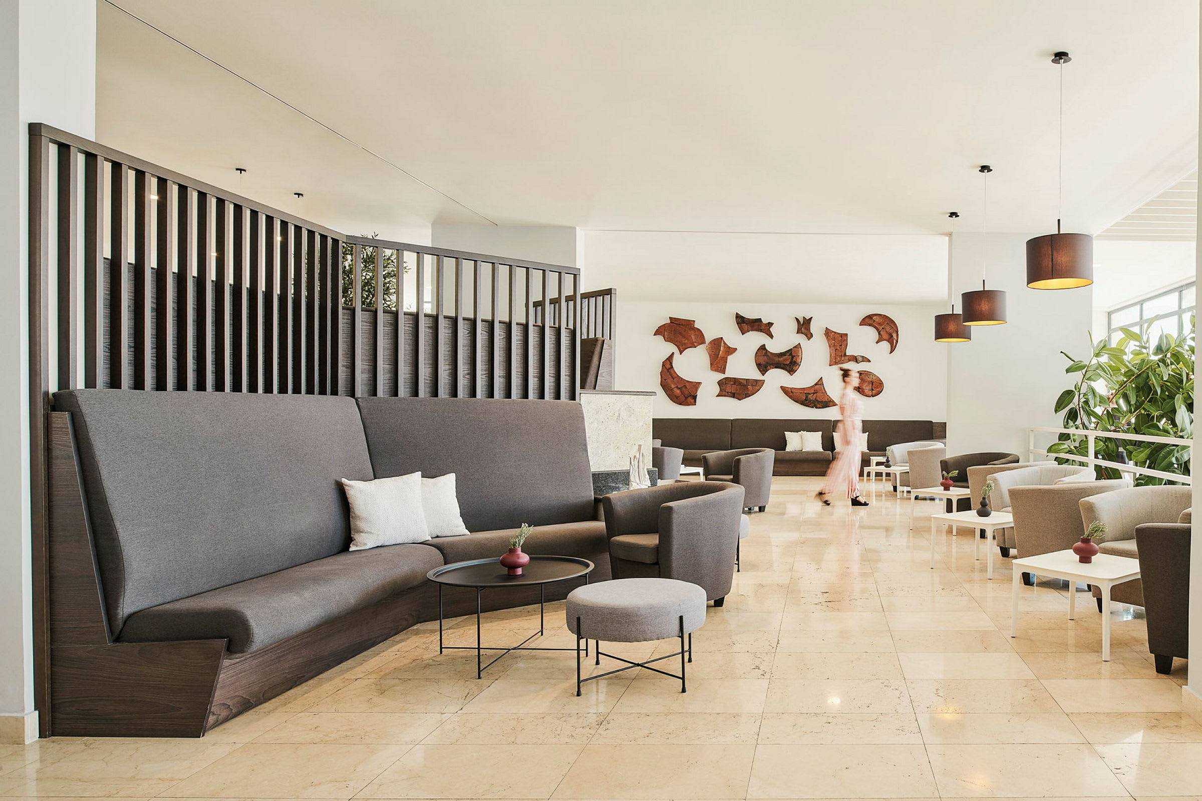Hotellobby med moderne sittemøbler og dekorative kunstverk på veggen. (AI-generert tekst)