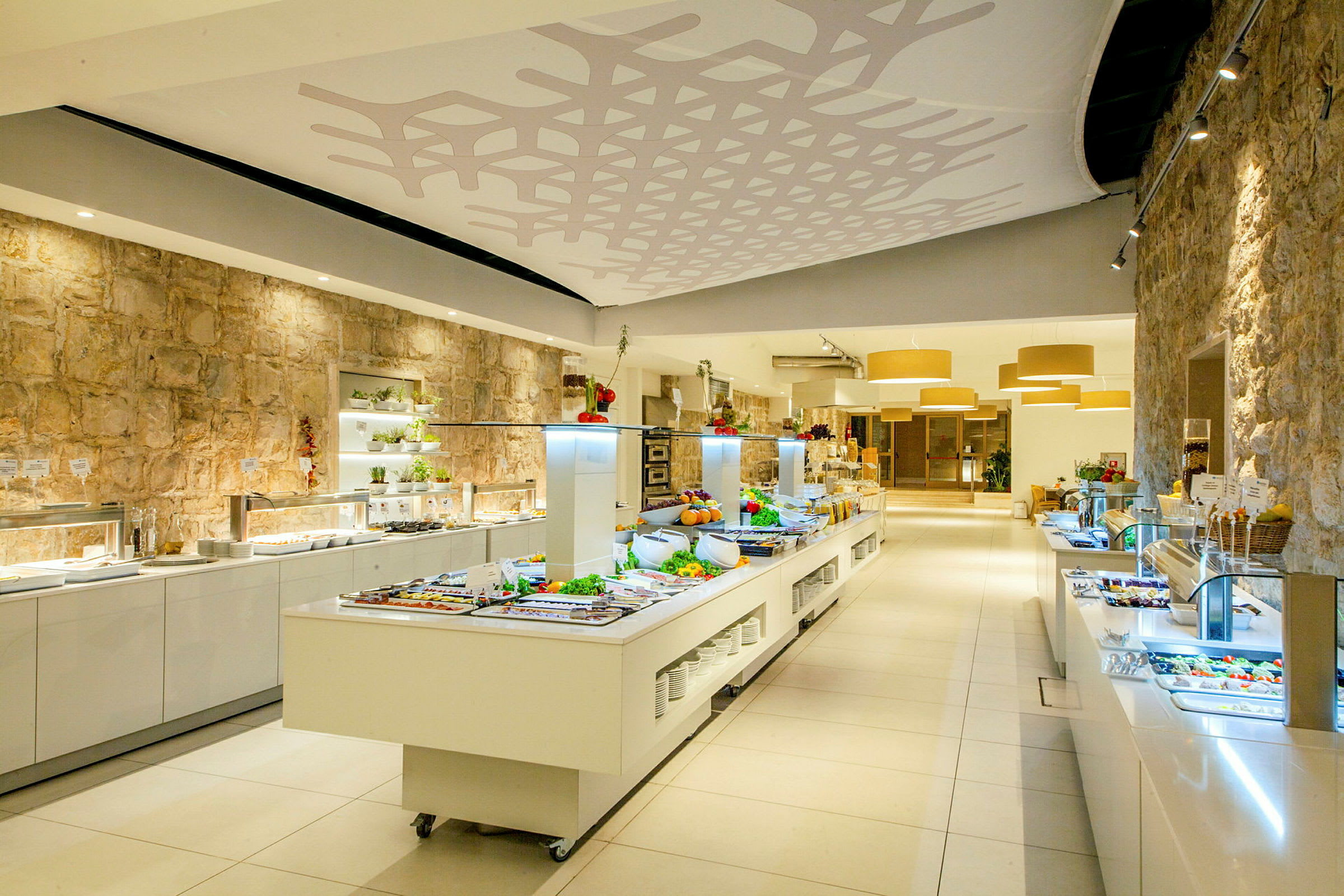 En lys bufférestaurant med steinvegger og moderne innredning. (AI-generert tekst)