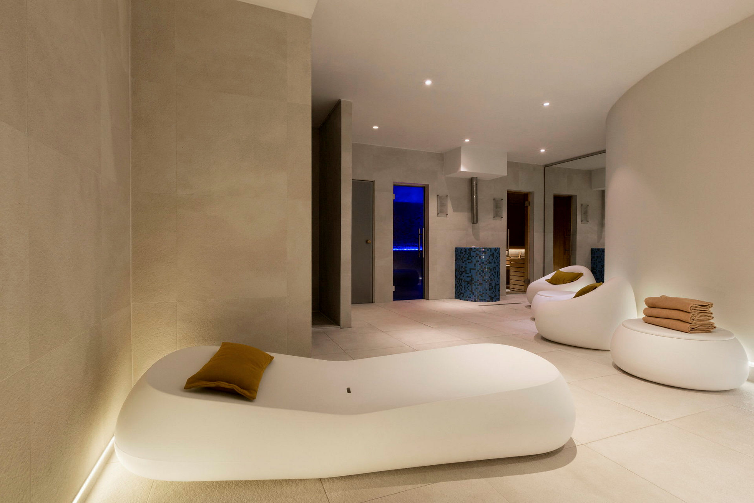 Moderne spa med hvite møbler og beige vegger. (AI-generert tekst)