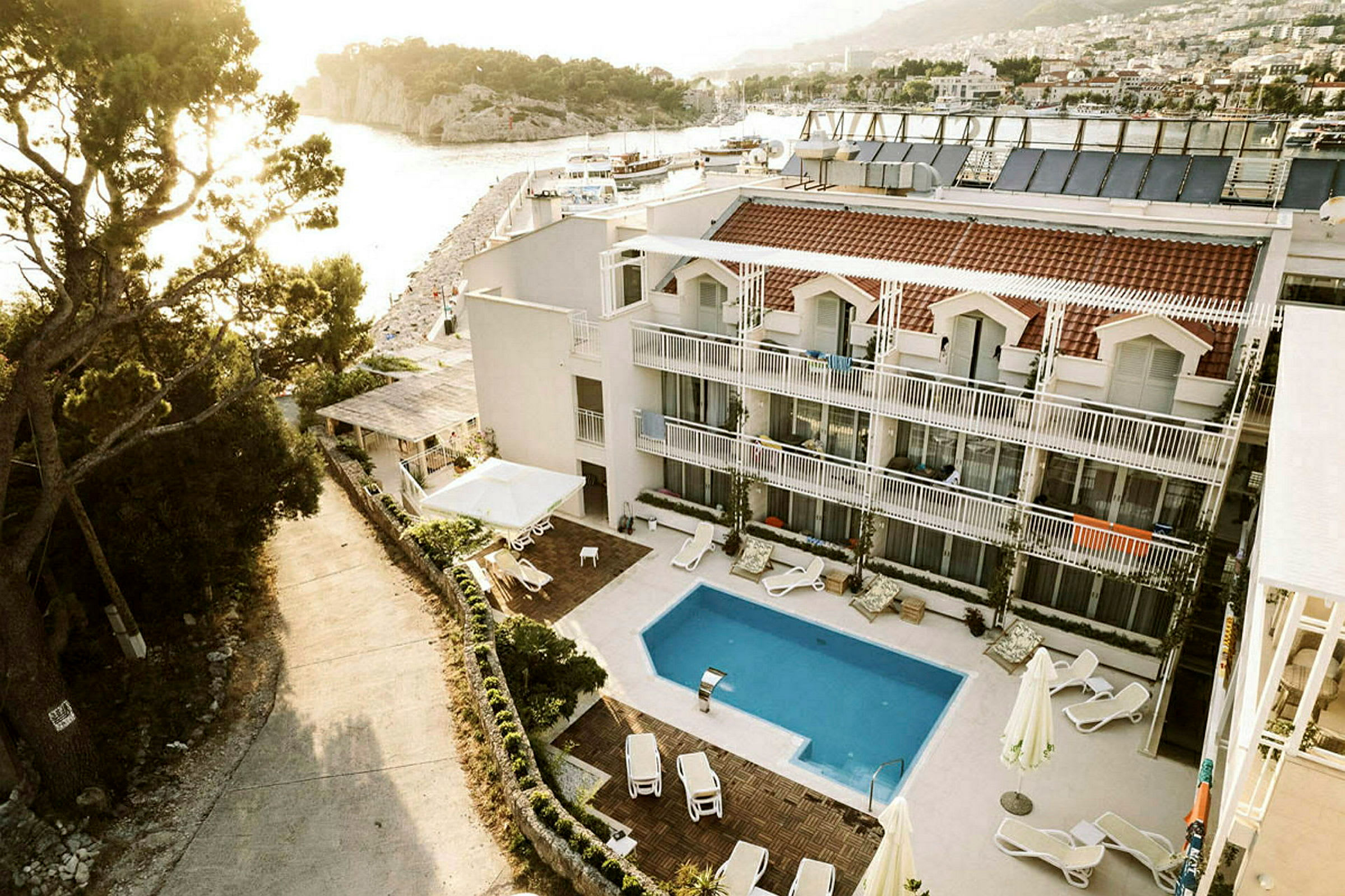 Hotell med basseng og utsikt over stranden. (AI-generert tekst)