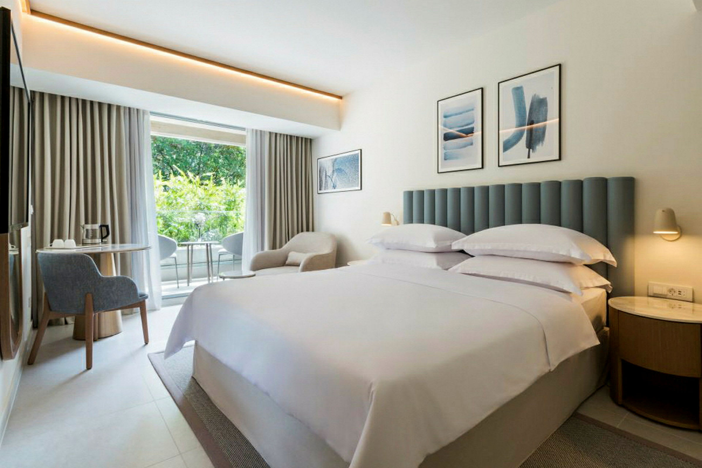 Hotellrom med dobbeltseng og lys innredning. (AI-generert tekst)