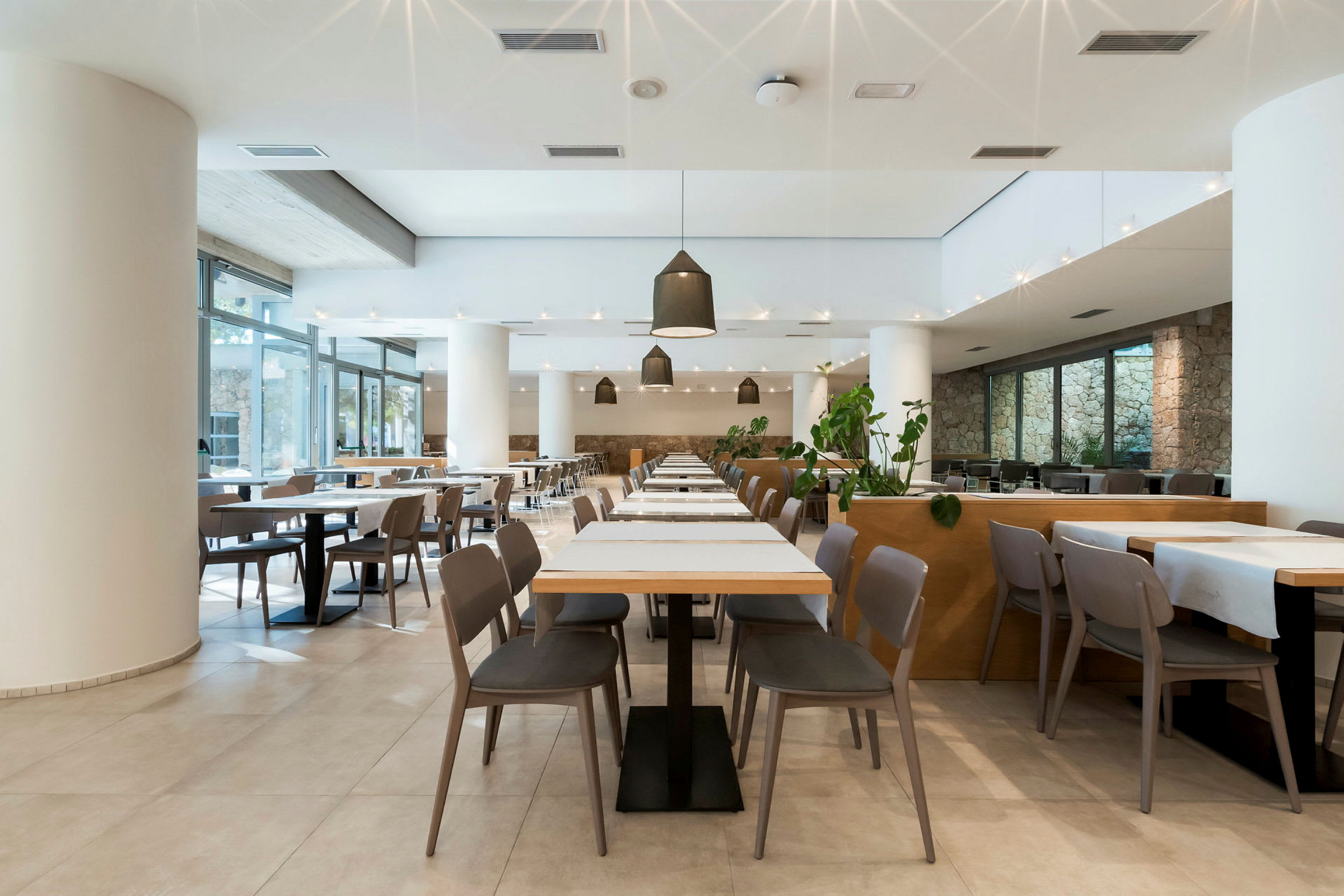 Elegant innredet restaurant med bord og stoler. (AI-generert tekst)