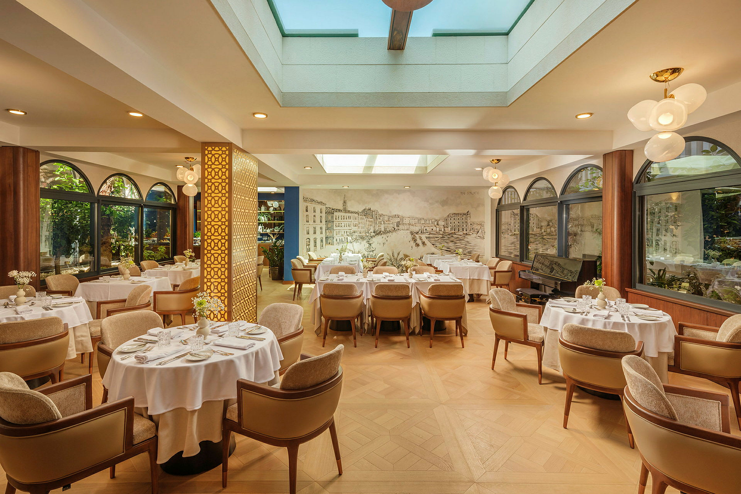 En elegant innredet restaurantlokale med runde bord, polstrede stoler og en veggdekorasjon. (AI-generert tekst)