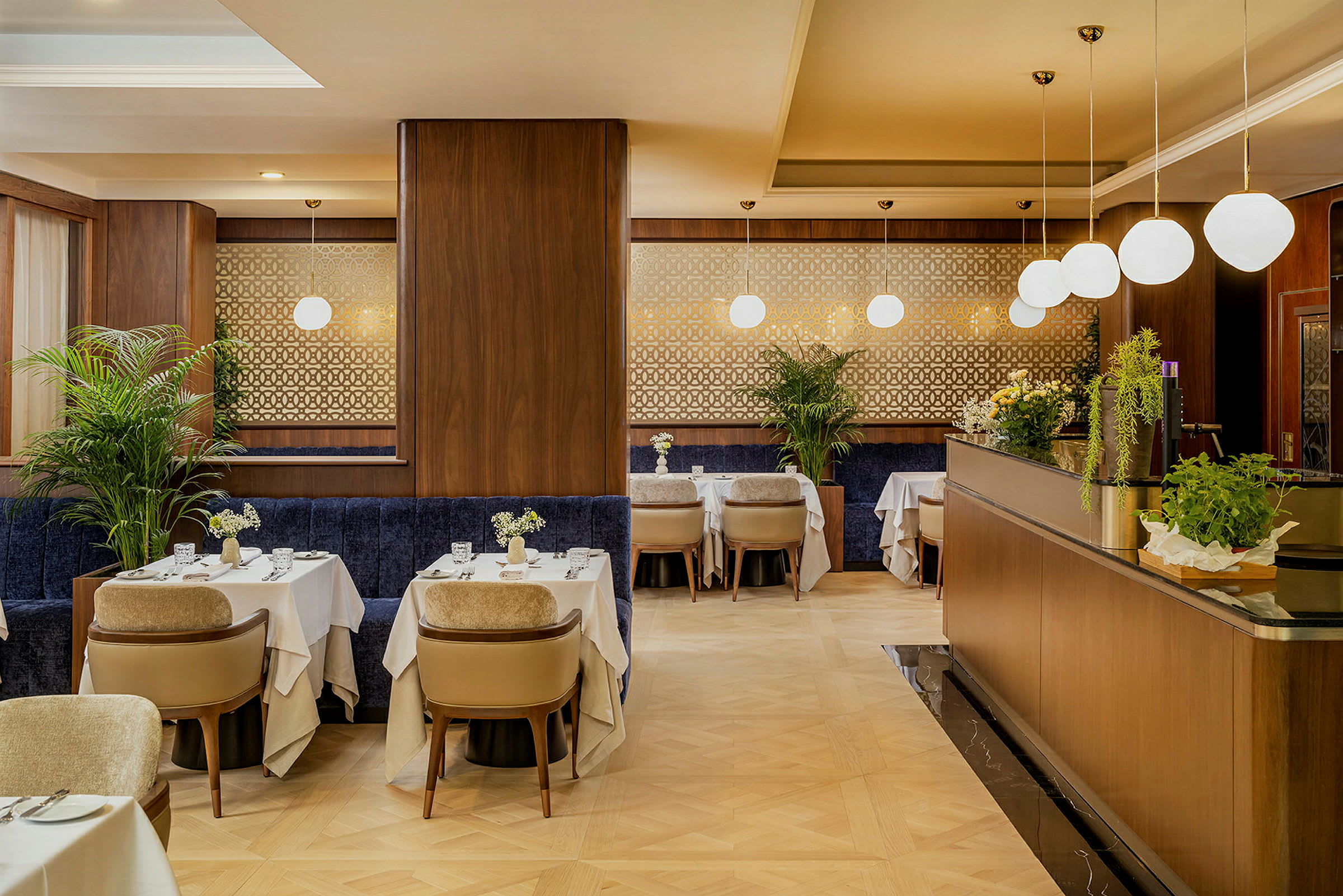 En elegant restaurant med hvite duker, lamper og blomsteroppsatser. (AI-generert tekst)
