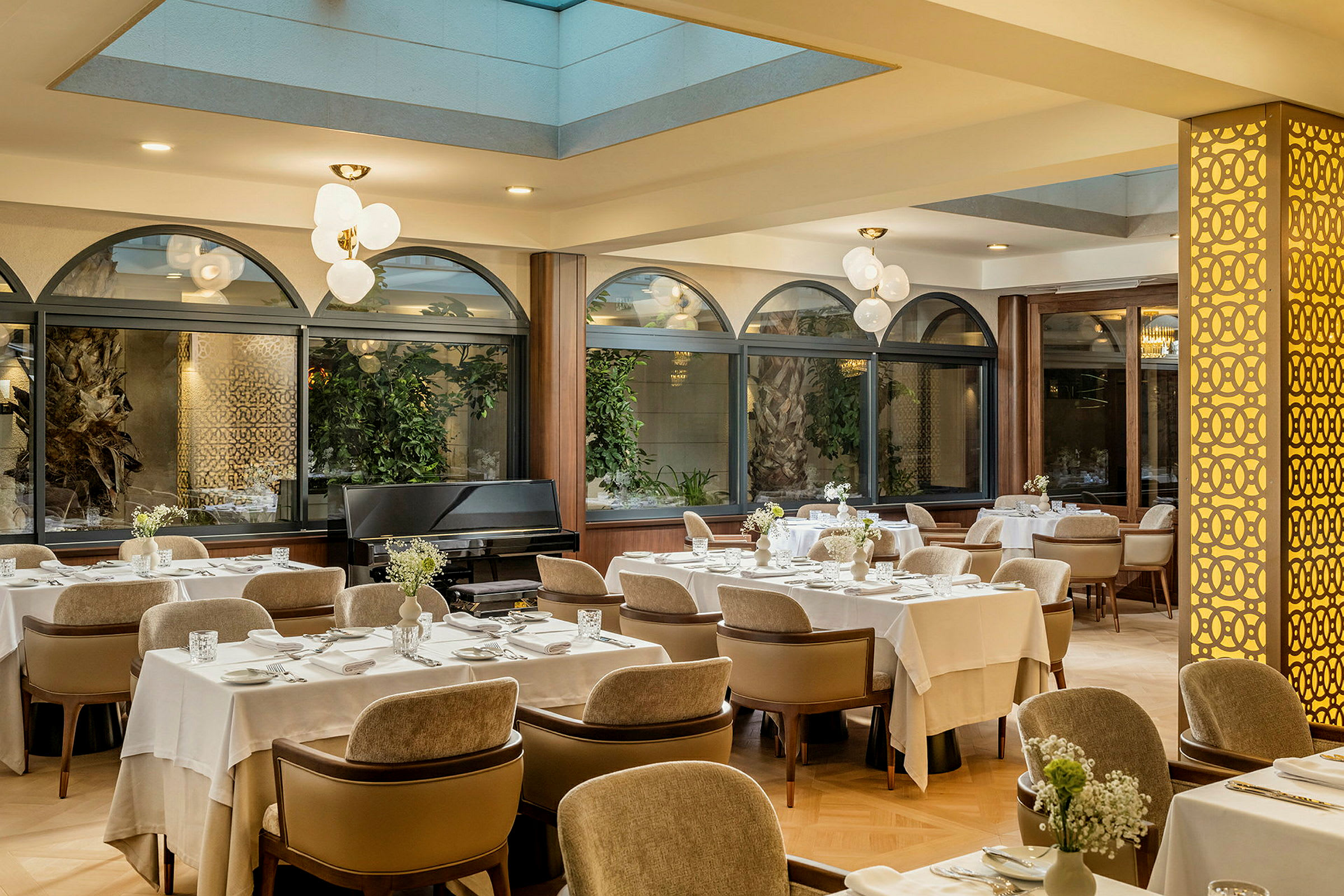 Restaurant med elegant dekkede bord i et lyst og åpent rom. (AI-generert tekst)