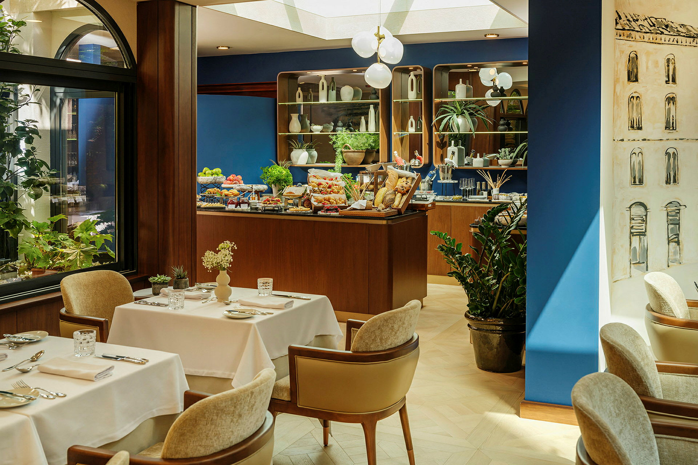 En restaurant med dekkede bord og en buffet med forskjellige retter. (AI-generert tekst)