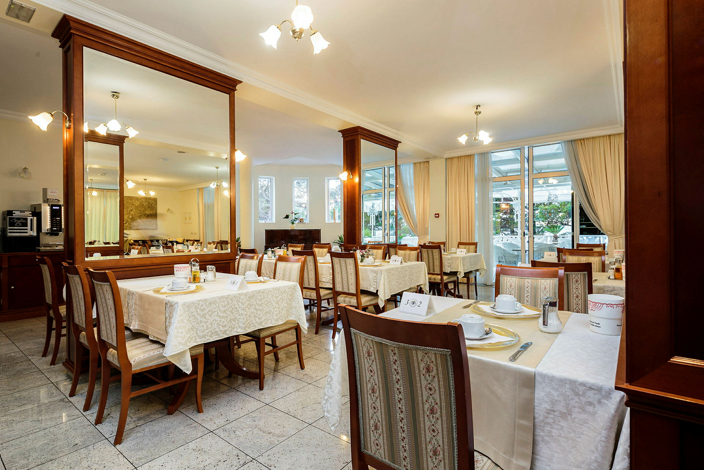 Restaurant med oppdekkede bord og stoler innendørs. (AI-generert tekst)