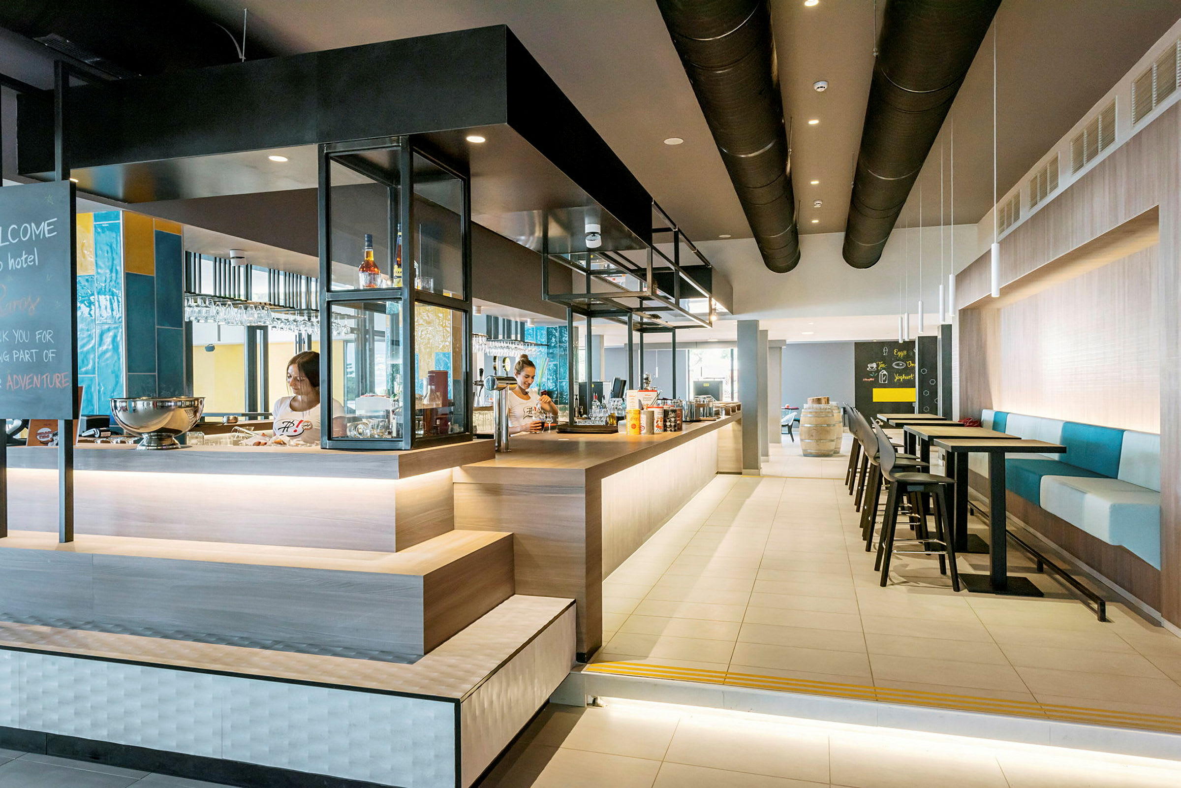 En moderne kafé- eller barbenk med stilren innredning og sitteplasser. (AI-generert tekst)