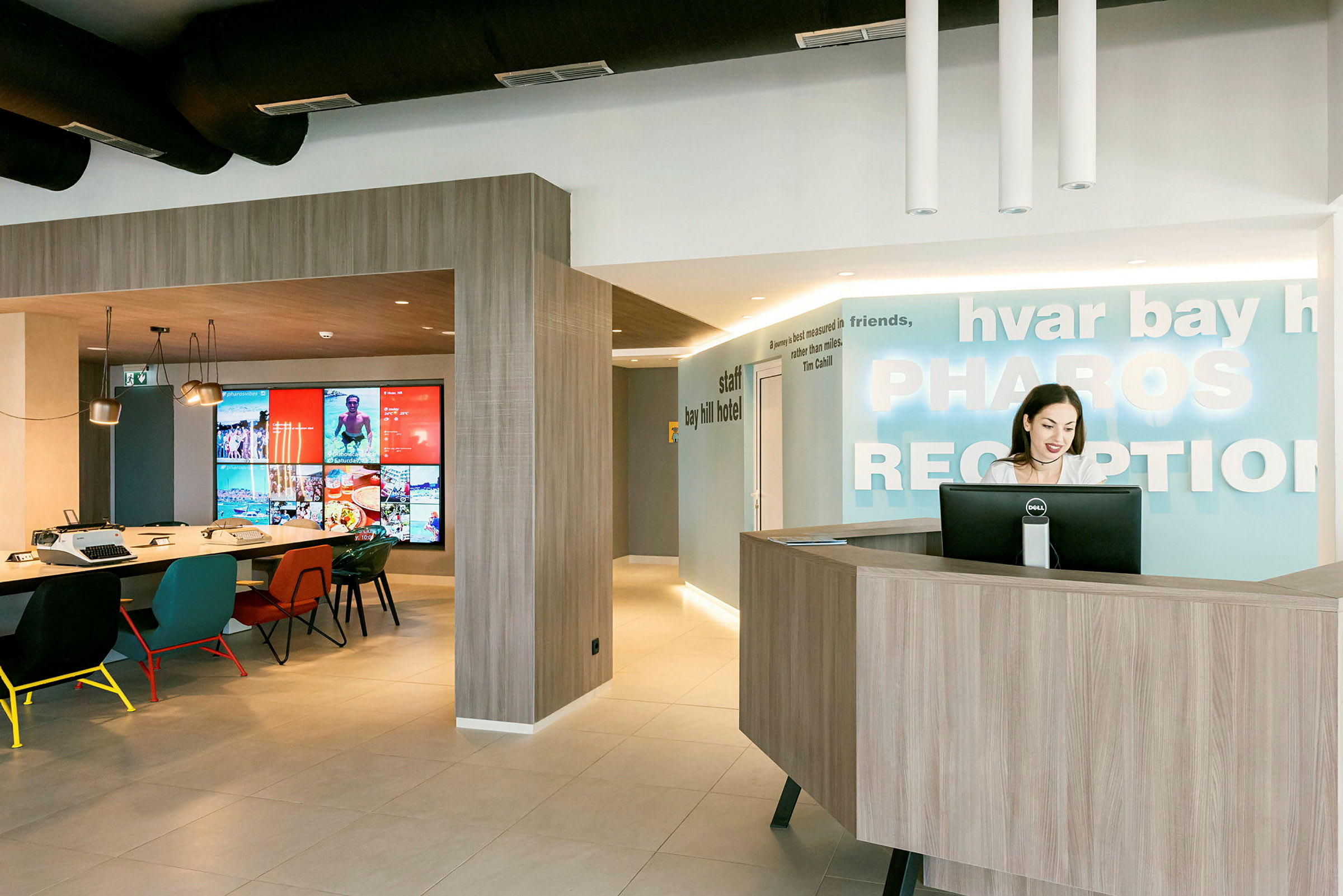 Resepsjon i et moderne hotell med skrivebord og datamaskin. (AI-generert tekst)