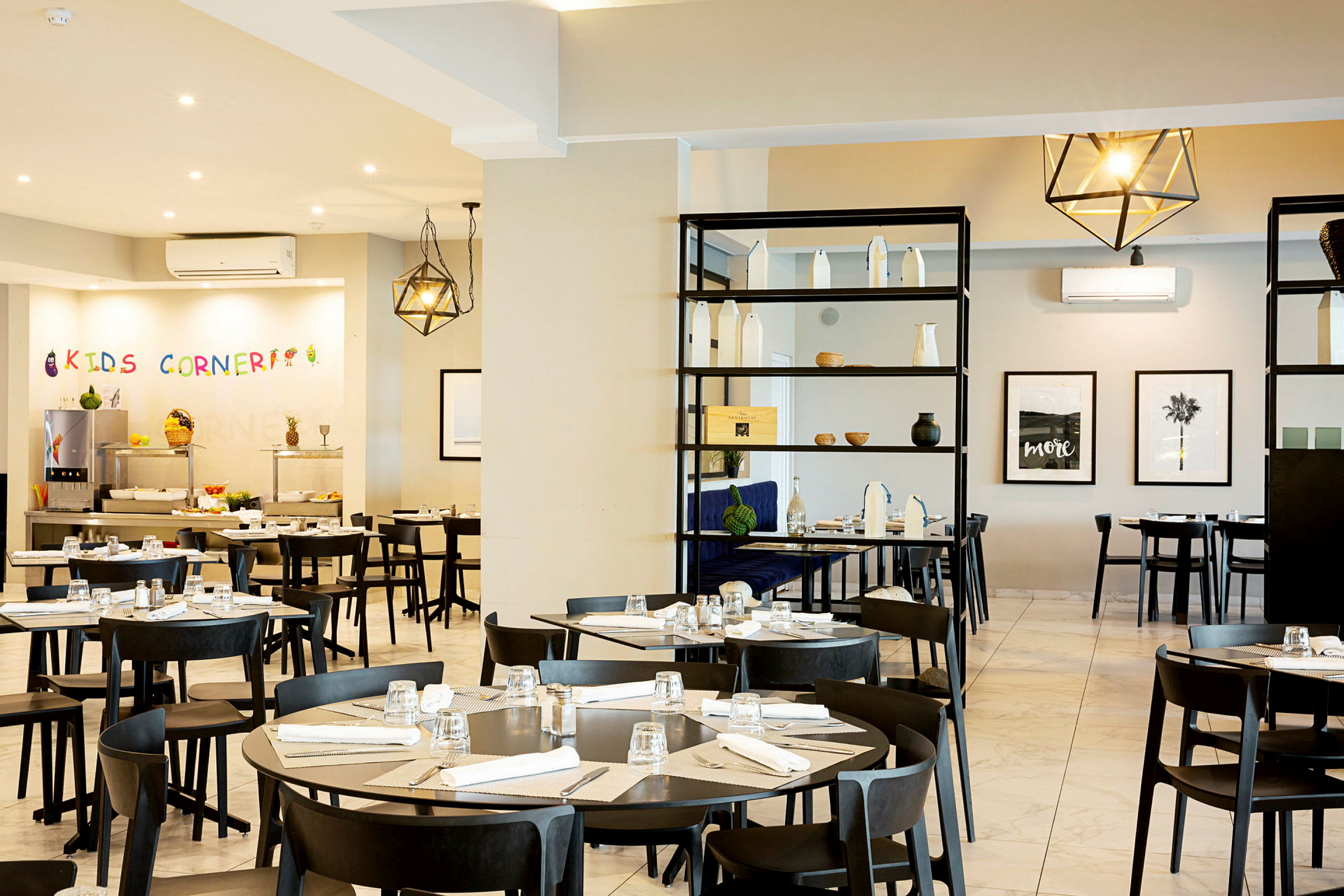 Bilde av en restaurant med bord og stoler samt detaljert interiør. (AI-generert tekst)