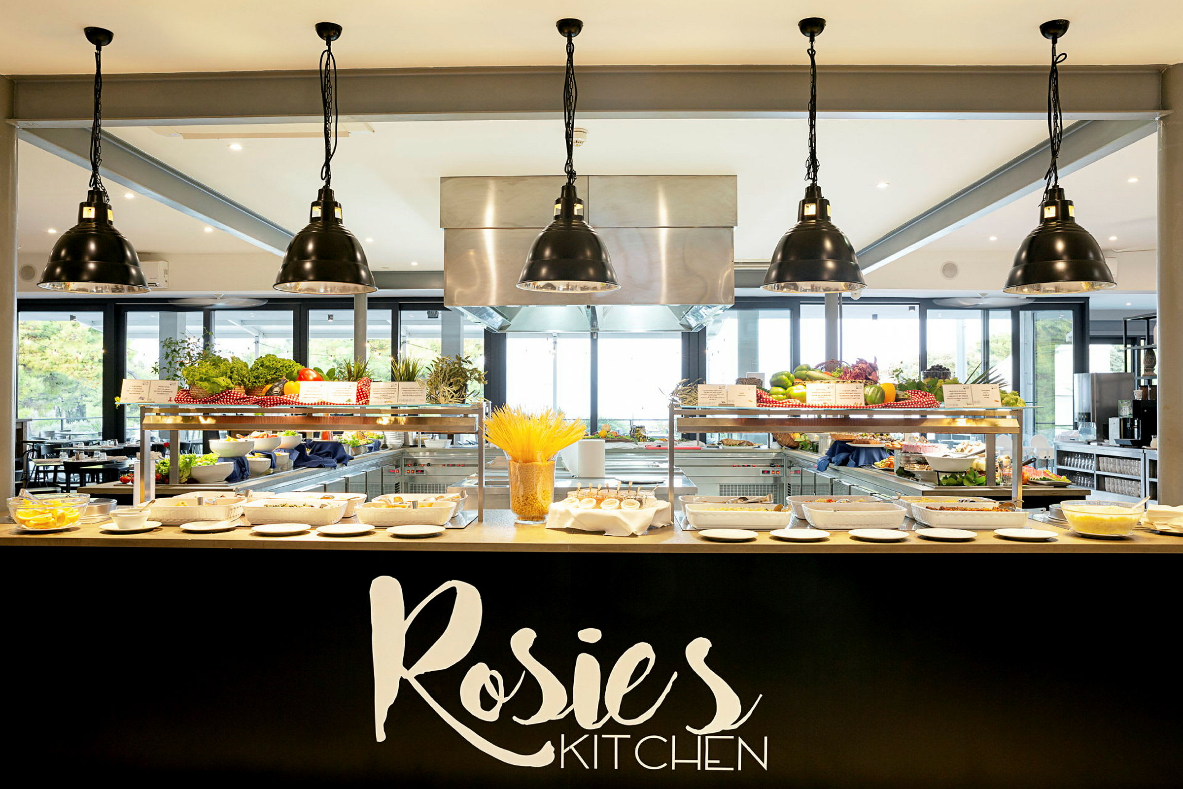 Bufféområde med ulike retter og ingredienser på Rosie's Kitchen. (AI-generert tekst)