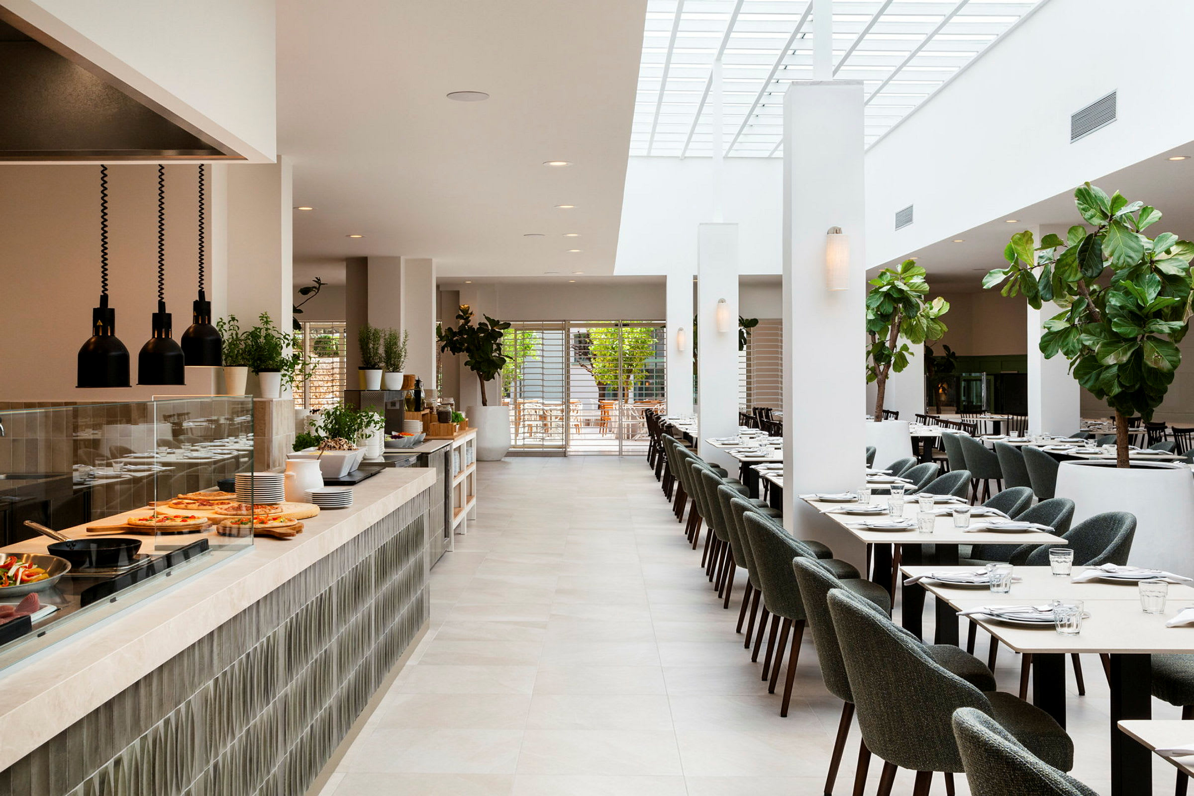 Lys og moderne restaurantinteriør med spisebord, stoler og en serveringsområde. (AI-generert tekst)