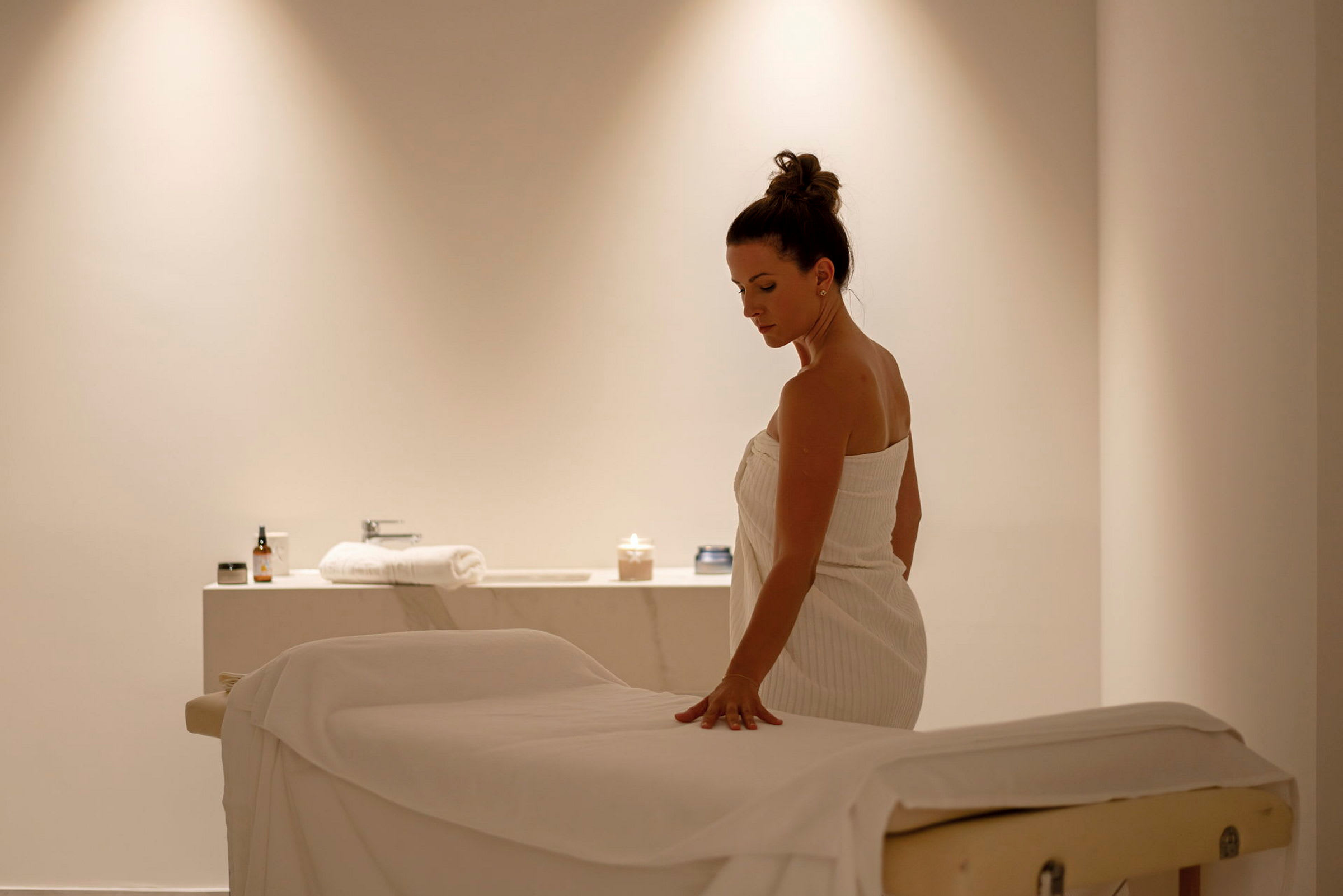 En person står ved en massasjebenk på et spa. (AI-generert tekst)