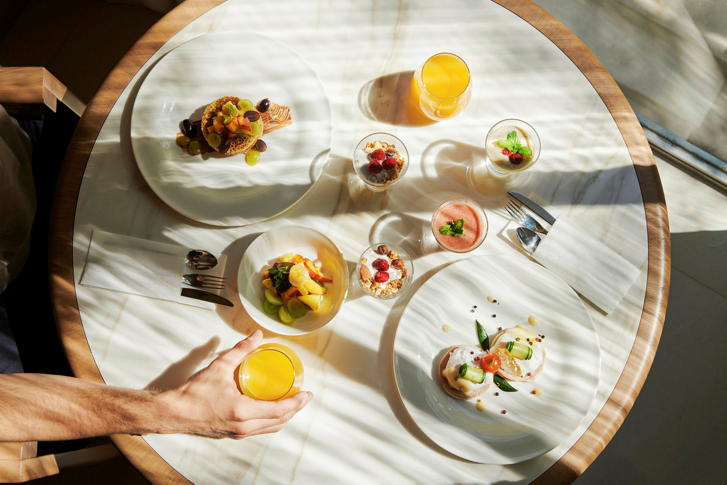 Et dekket frokostbord med ulike retter og drikker. (AI-generert tekst)