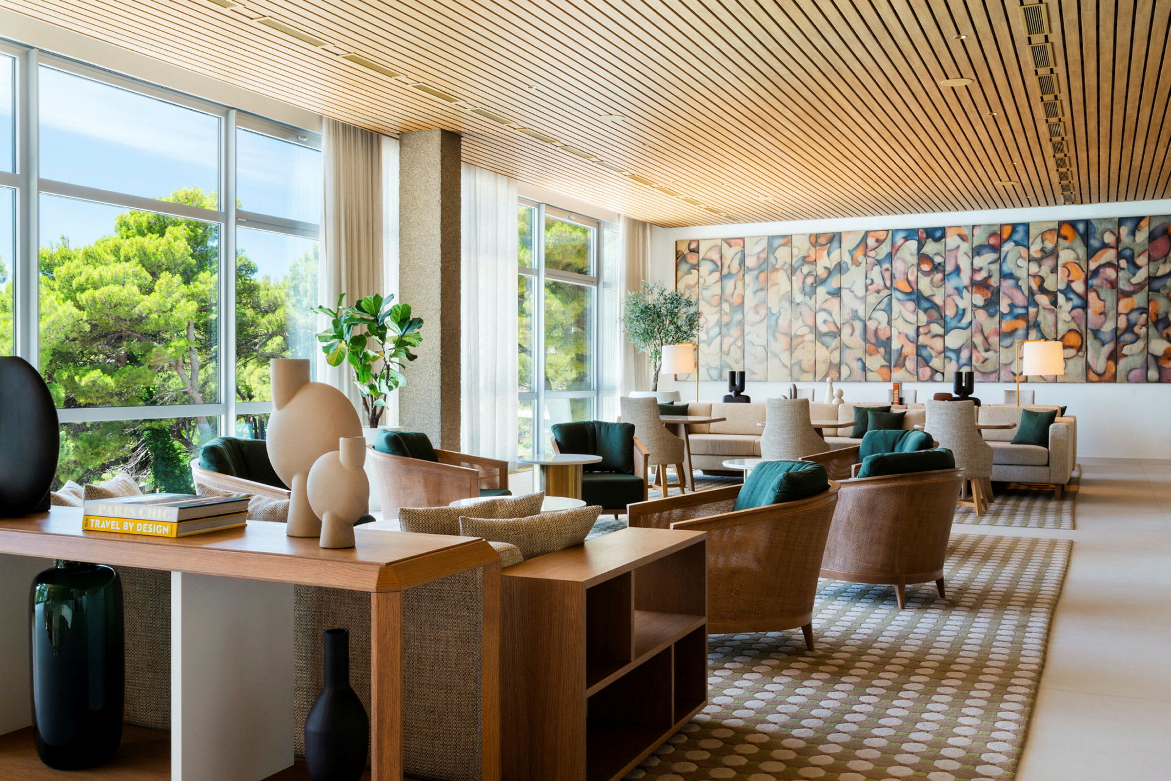 Elegant lobby med moderne møbler og store vinduer. (AI-generert tekst)