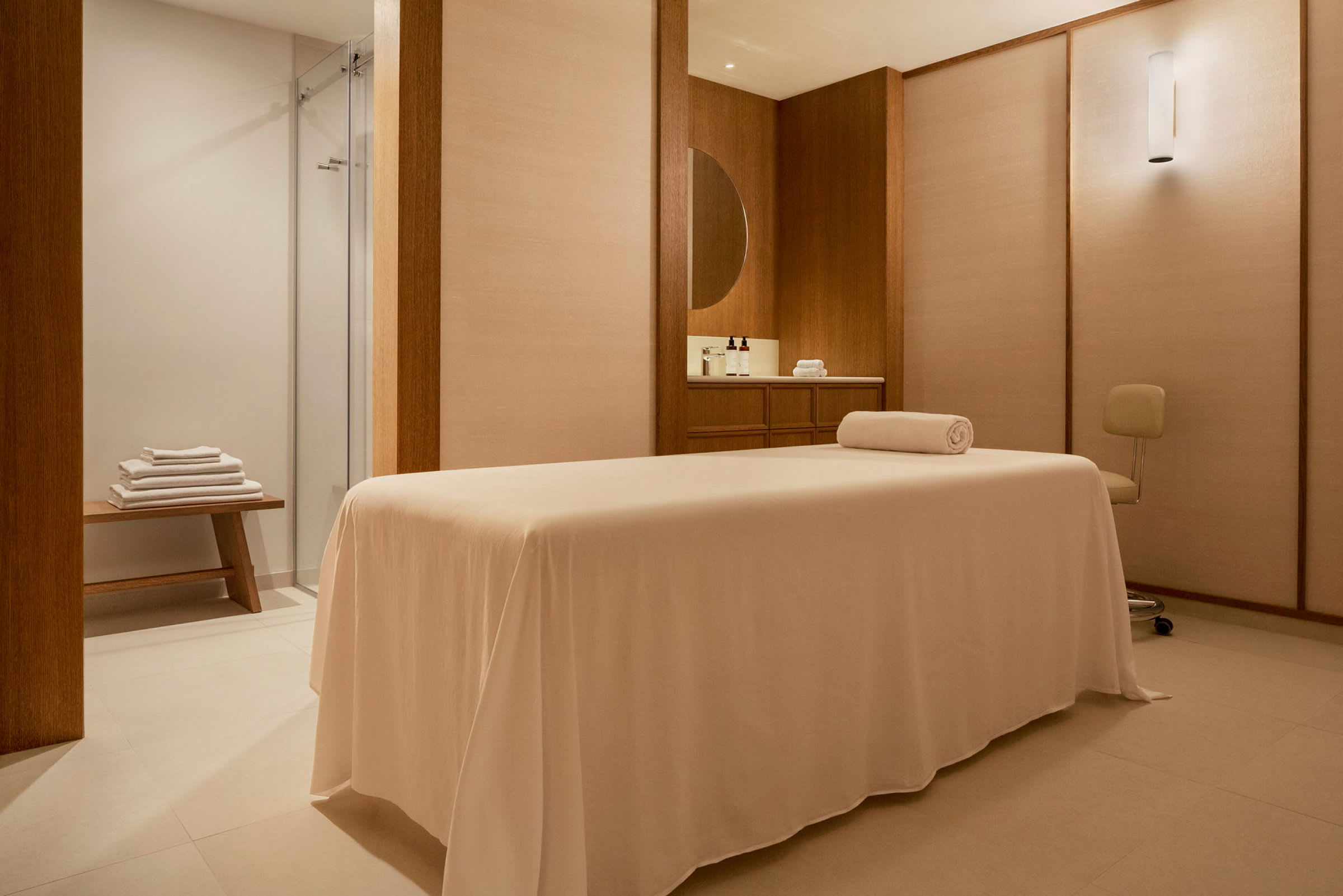 Massasjebenk i et spa-rom med minimalistisk innredning. (AI-generert tekst)